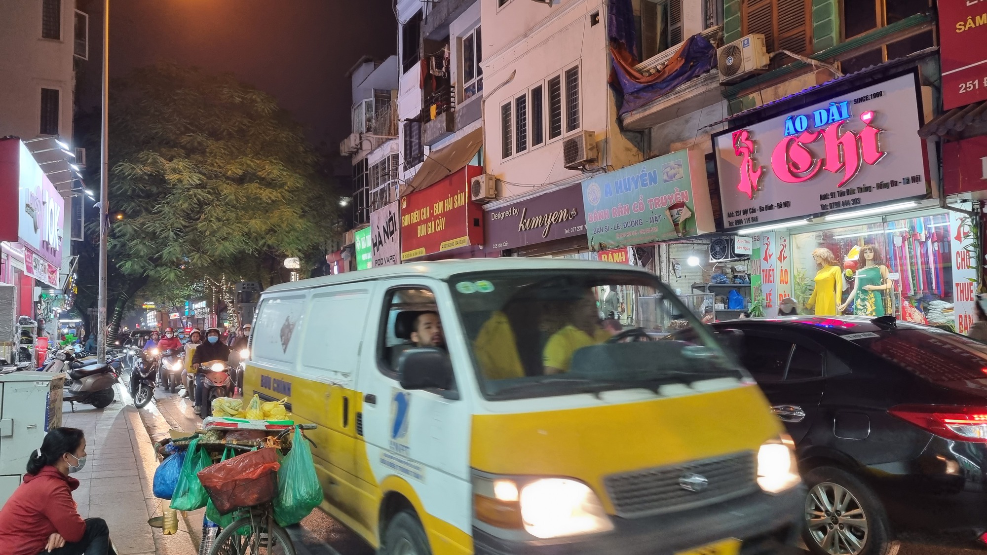 Hà Nội: Sau 1 tháng thí điểm lưu thông 2 chiều ôtô, đoạn phố Đội Cấn gia tăng ùn tắc- Ảnh 1.