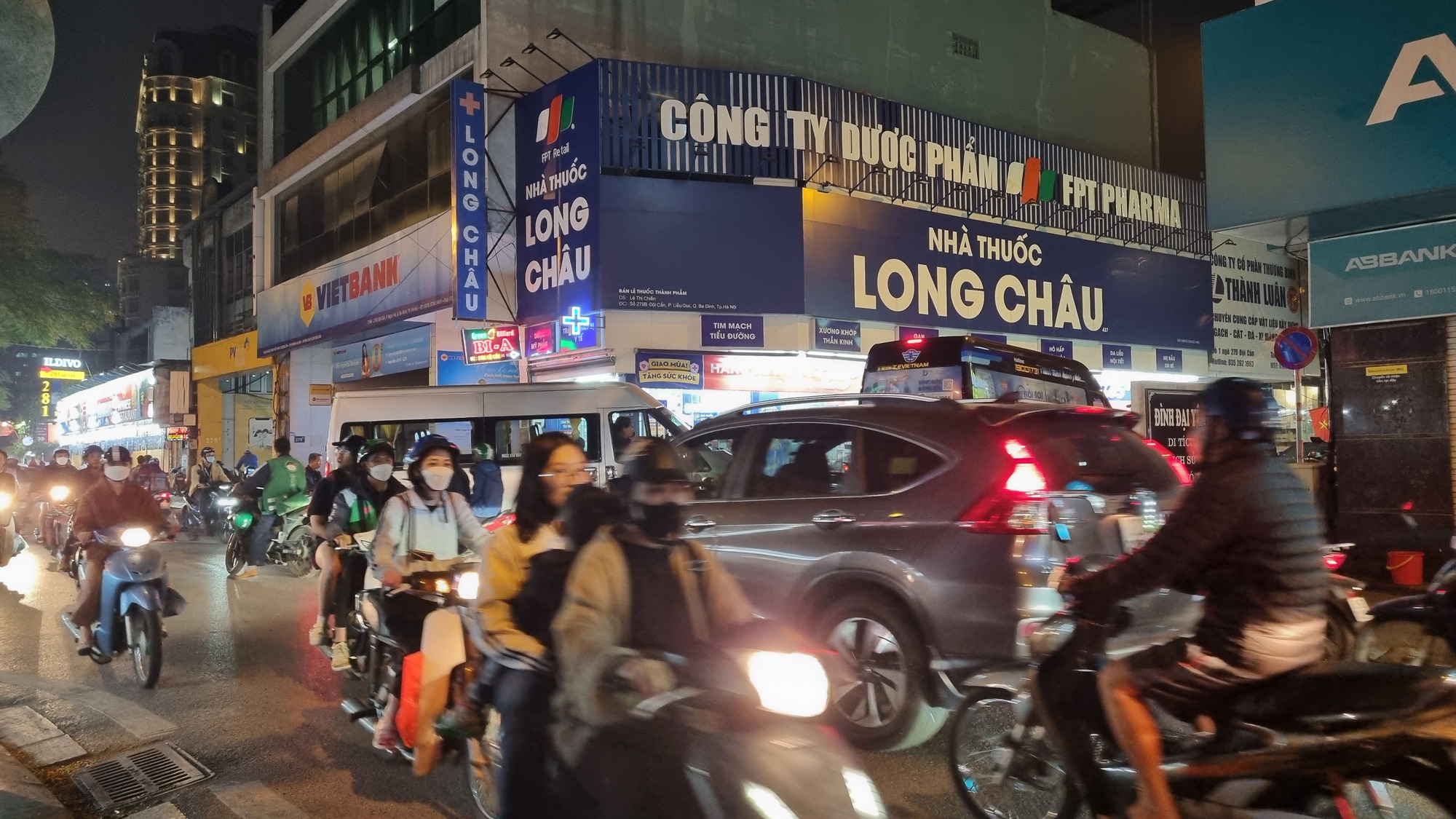 Hà Nội: Sau 1 tháng thí điểm lưu thông 2 chiều ôtô, đoạn phố Đội Cấn gia tăng ùn tắc- Ảnh 2.