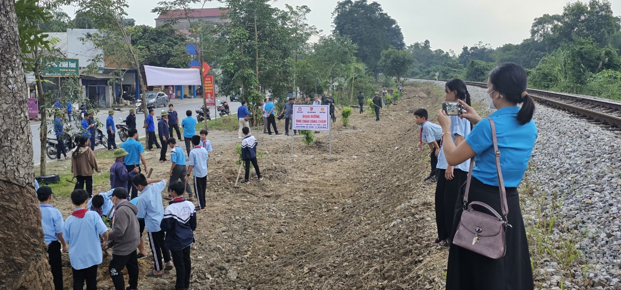 Ngày hội “Đoạn đường ông cháu cùng chăm” và “Đường tàu - Đường hoa” trên địa bàn Quảng Bình- Ảnh 4. Ngày hội “Đoạn đường ông cháu cùng chăm” và “Đường tàu - Đường hoa” trên địa bàn Quảng Bình- Ảnh 4.