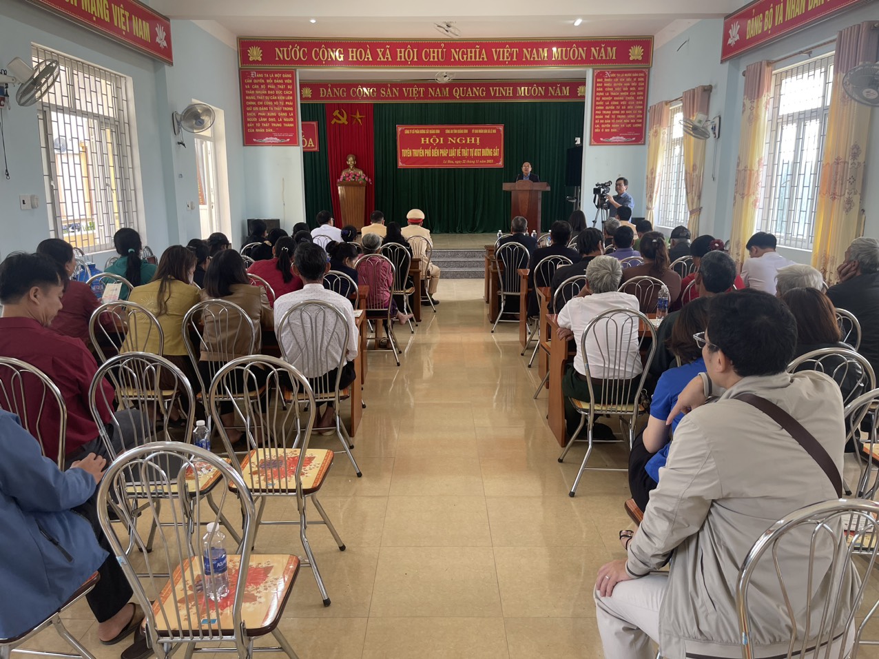 Ngày hội “Đoạn đường ông cháu cùng chăm” và “Đường tàu - Đường hoa” trên địa bàn Quảng Bình- Ảnh 2. Ngày hội “Đoạn đường ông cháu cùng chăm” và “Đường tàu - Đường hoa” trên địa bàn Quảng Bình- Ảnh 2.