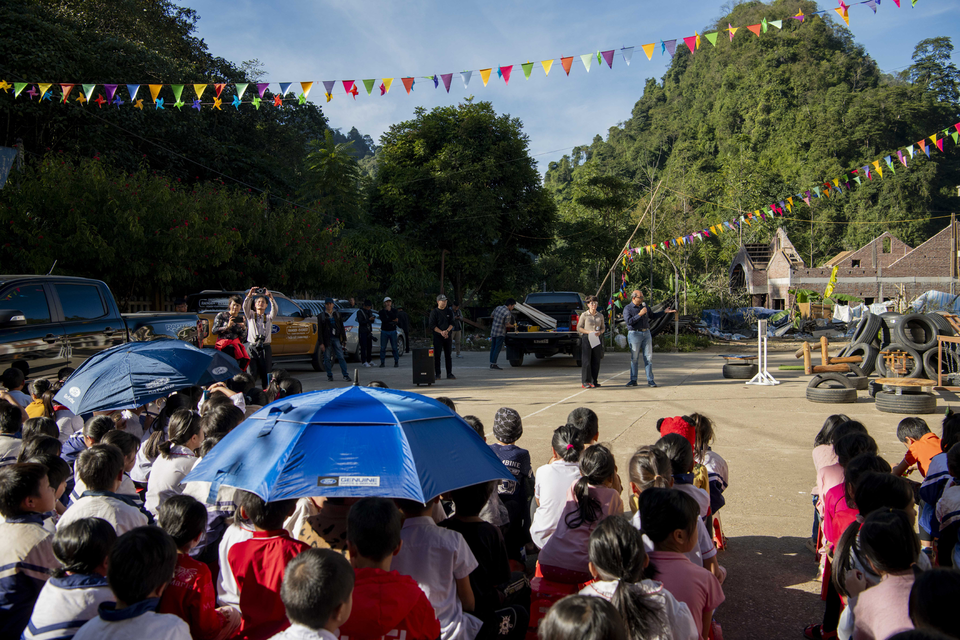 Chở những yêu thương đến học sinh vùng cao.