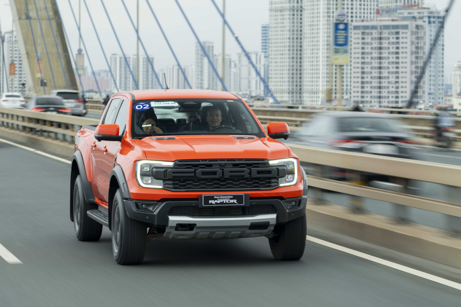Cầm lái mẫu xe bán tải Ford Ranger Raptor luôn đem lại cảm giác phấn khích.