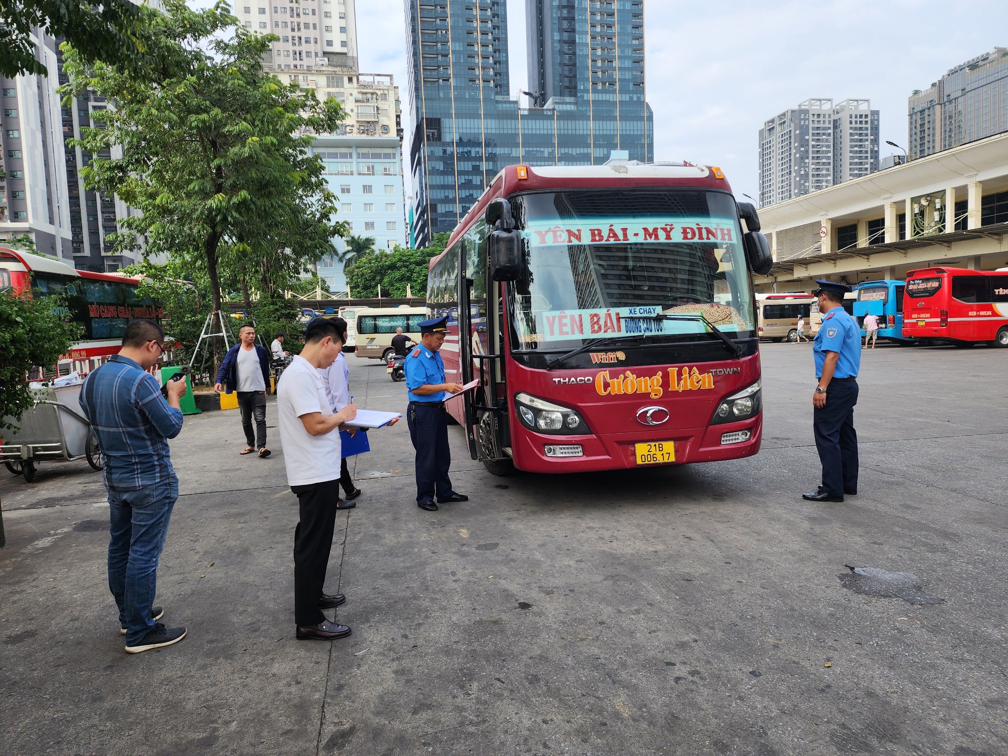 Hà Nội: Tước phù hiệu hàng loạt ôtô khách hợp đồng vi phạm - Ảnh 1. Hà Nội: Tước phù hiệu hàng loạt ôtô khách hợp đồng vi phạm - Ảnh 1.