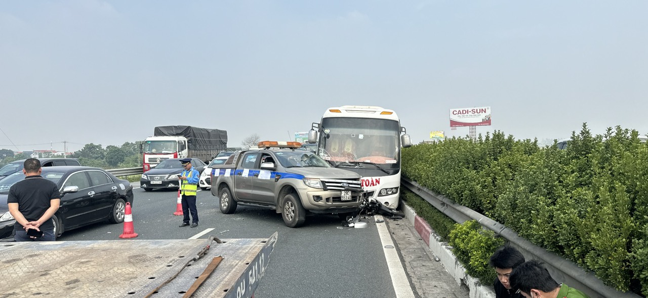 Video: Cận cảnh vụ TNGT liên quan đến xe tuần đường của Công ty CP BOT Pháp Vân - Cầu Giẽ- Ảnh 1. Video: Cận cảnh vụ TNGT liên quan đến xe tuần đường của Công ty CP BOT Pháp Vân - Cầu Giẽ- Ảnh 1.