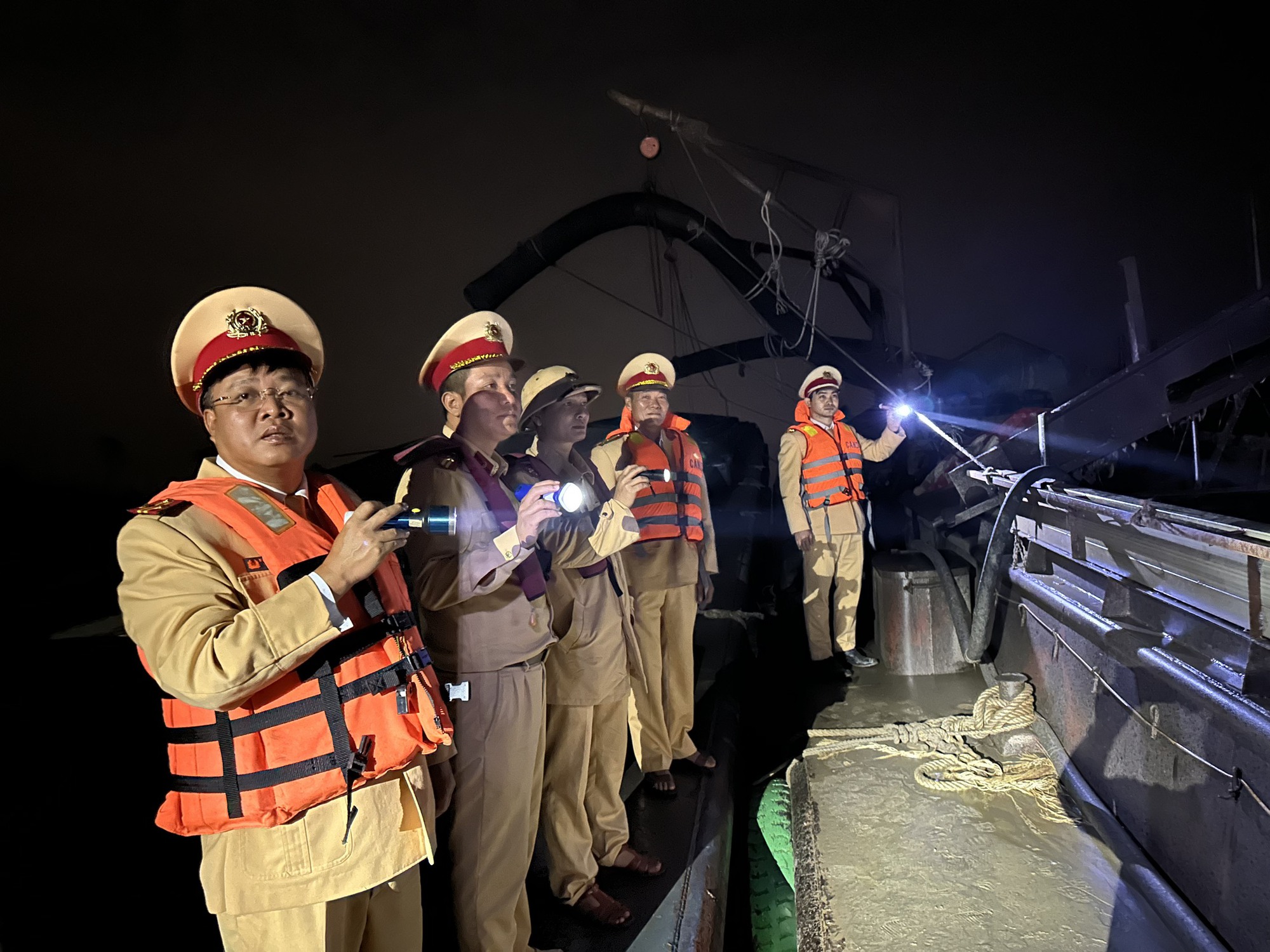 Video CSGT mật phục, bắt quả tang 2 tàu 