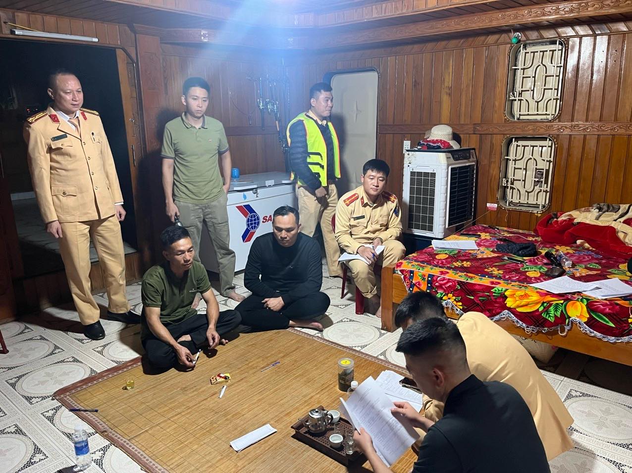 Hà Nội: CSGT mật phục xuyên đêm bắt quả tang tàu hút cát trái phép trên sông Hồng- Ảnh 2.