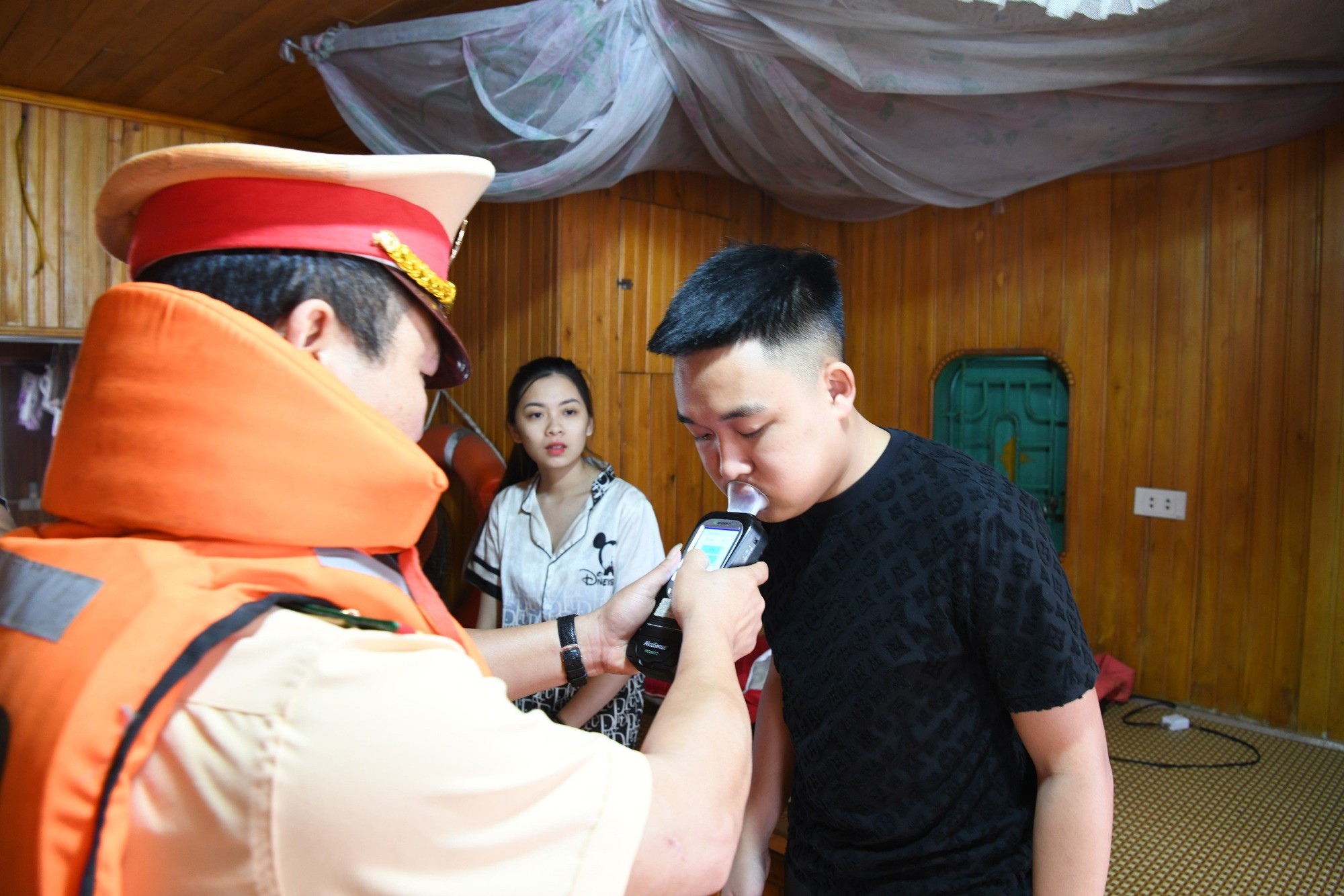 Gần 2 tháng cao điểm xử lý vi phạm nồng độ cồn, TNGT giảm sâu- Ảnh 2. Gần 2 tháng cao điểm xử lý vi phạm nồng độ cồn, TNGT giảm sâu- Ảnh 2.