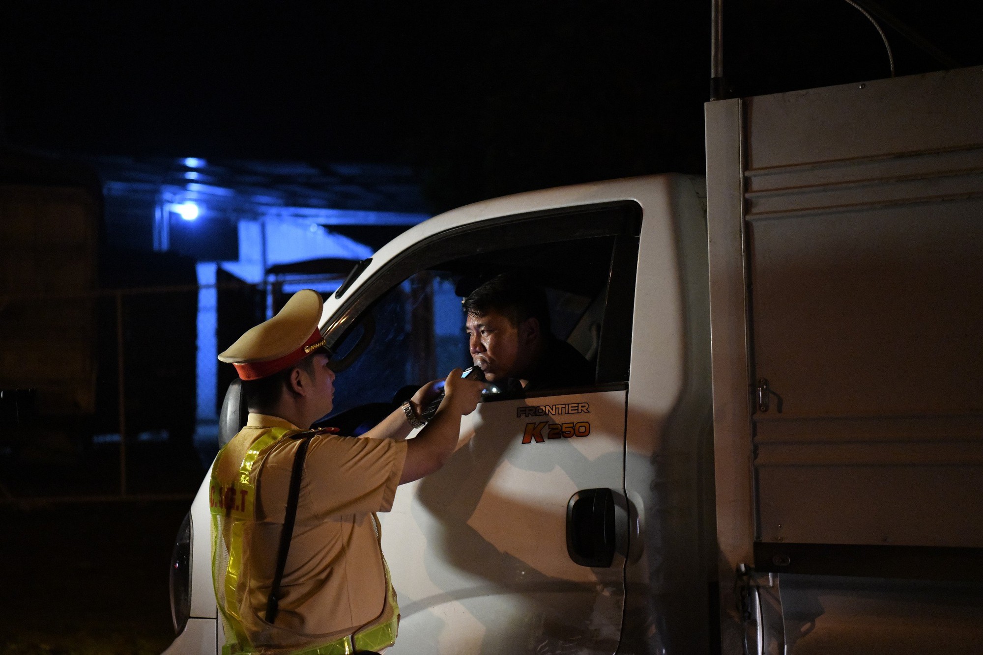 Gần 2 tháng cao điểm xử lý vi phạm nồng độ cồn, TNGT giảm sâu- Ảnh 4. Gần 2 tháng cao điểm xử lý vi phạm nồng độ cồn, TNGT giảm sâu- Ảnh 4.