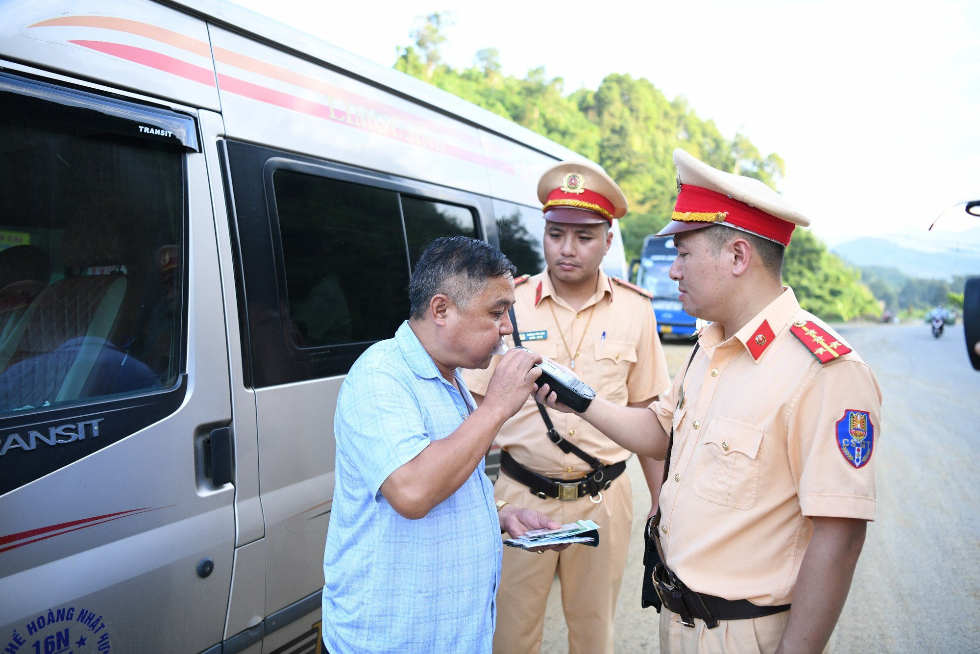 Gần 2 tháng cao điểm xử lý vi phạm nồng độ cồn, TNGT giảm sâu- Ảnh 3. Gần 2 tháng cao điểm xử lý vi phạm nồng độ cồn, TNGT giảm sâu- Ảnh 3.