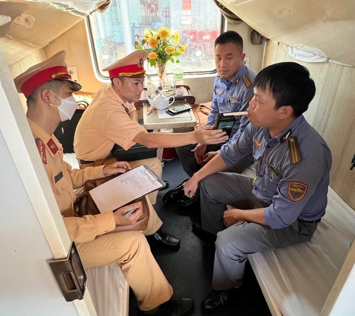 Gần 2 tháng cao điểm xử lý vi phạm nồng độ cồn, TNGT giảm sâu- Ảnh 5. Gần 2 tháng cao điểm xử lý vi phạm nồng độ cồn, TNGT giảm sâu- Ảnh 5.