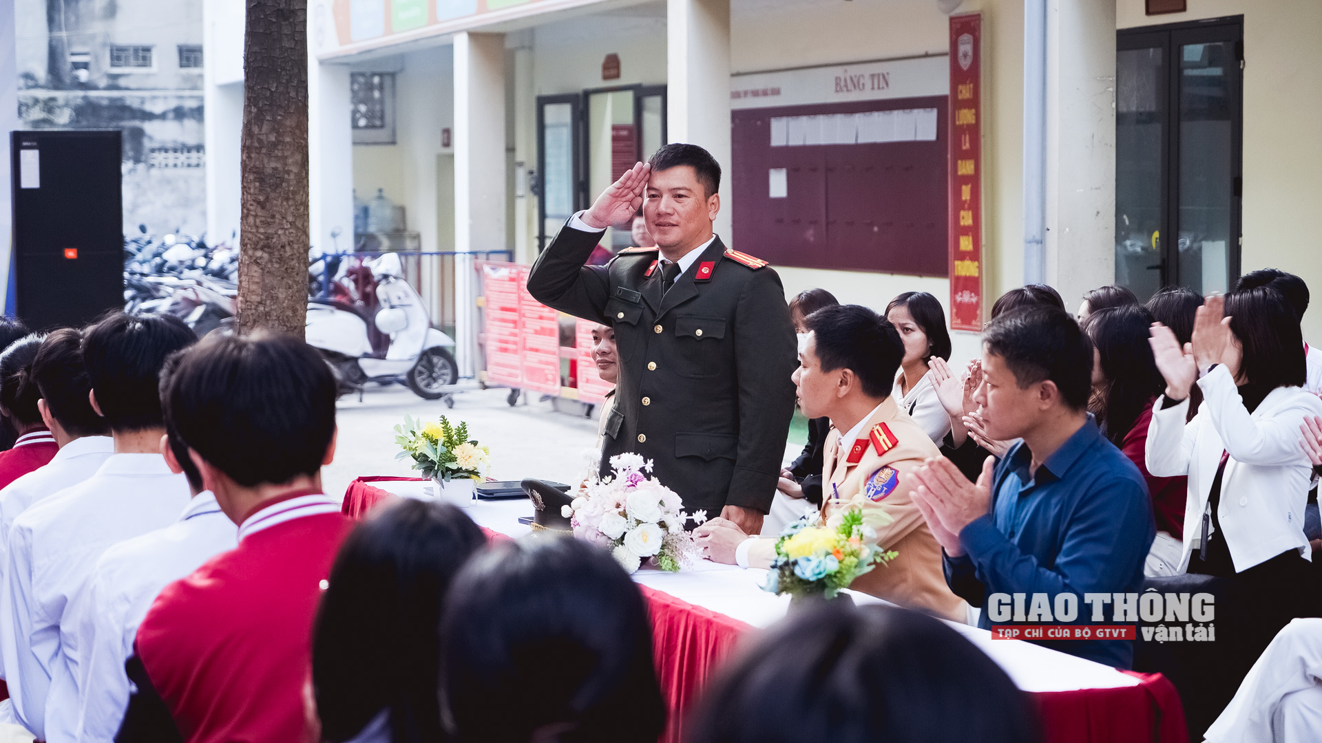 CSGT Hà Nội đối thoại về những nguy cơ khi học sinh dùng xe cơ giới tham gia giao thông - Ảnh 2.