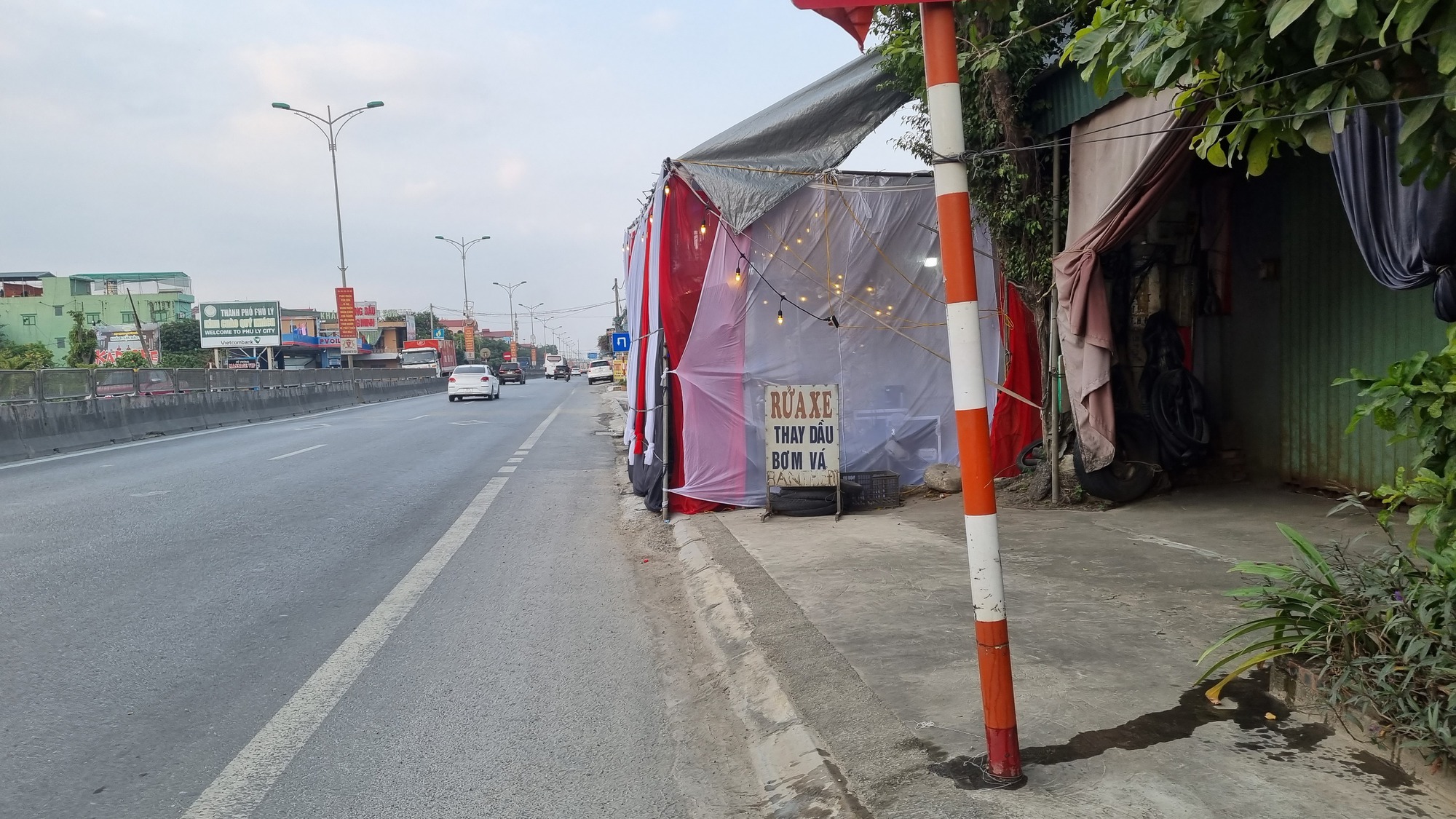 Hiểm họa từ việc dựng rạp cưới trên đường giao thông- Ảnh 1. Hiểm họa từ việc dựng rạp cưới trên đường giao thông- Ảnh 1.