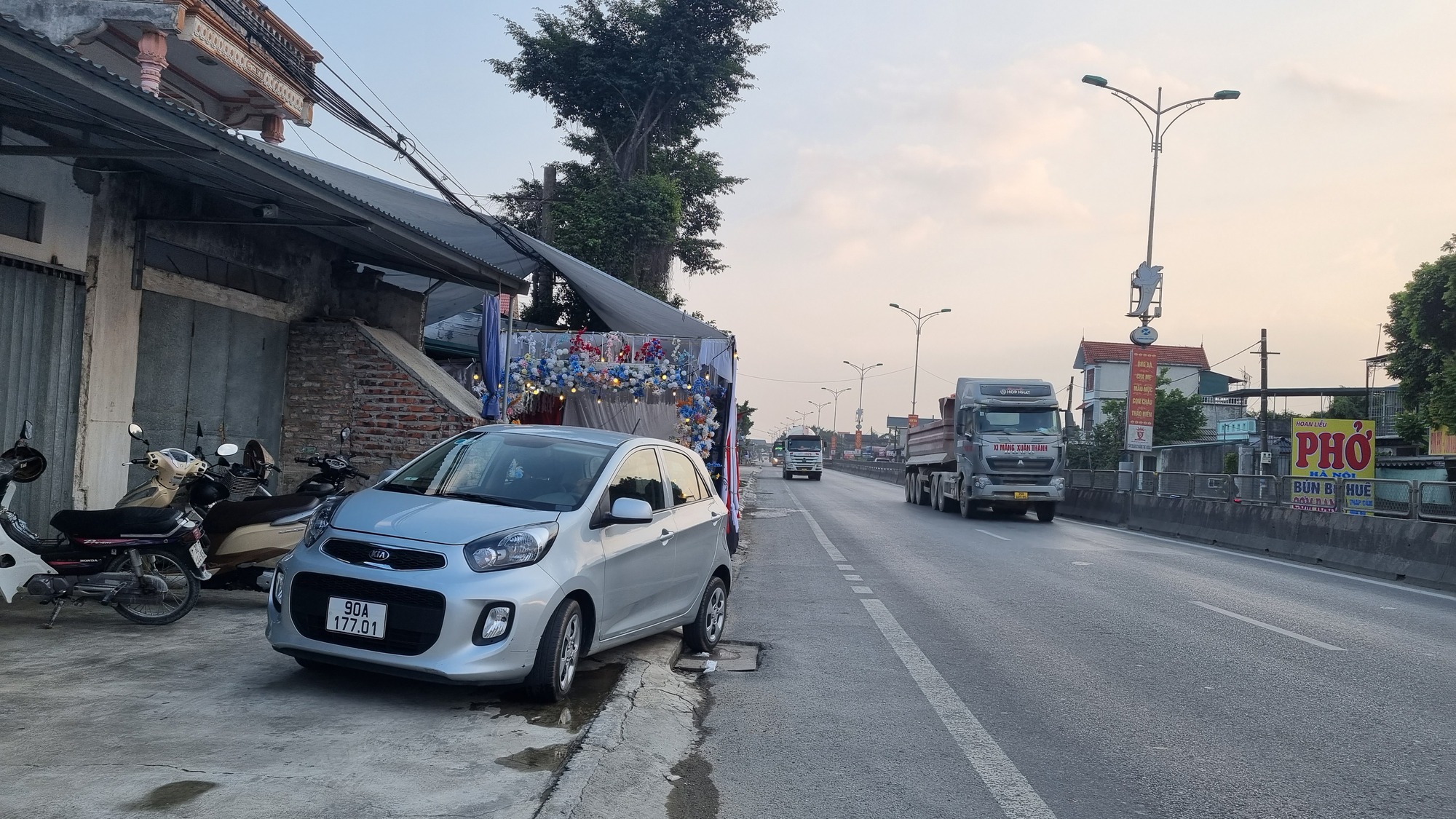 Hiểm họa từ việc dựng rạp cưới trên đường giao thông- Ảnh 2. Hiểm họa từ việc dựng rạp cưới trên đường giao thông- Ảnh 2.