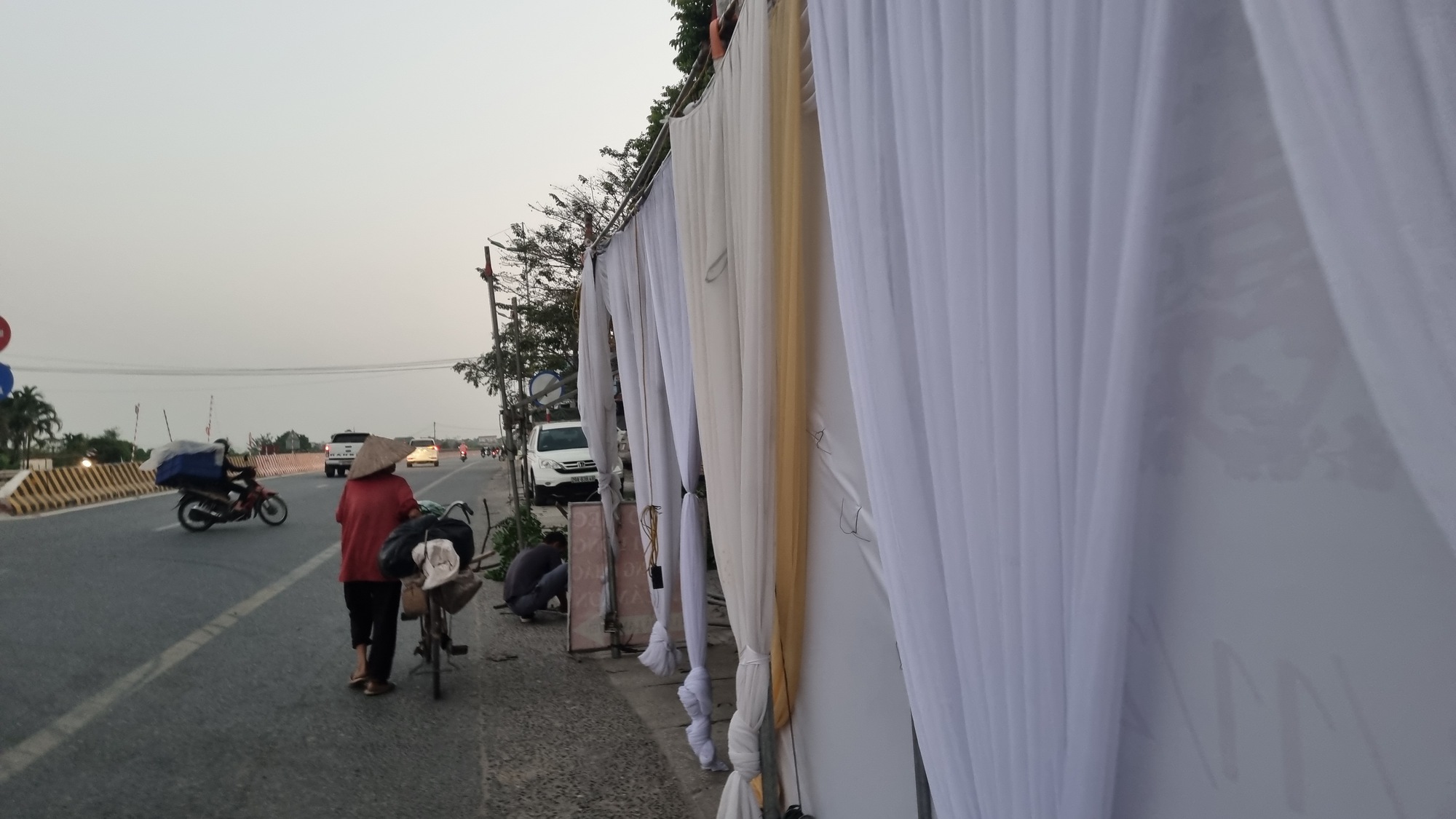 Hiểm họa từ việc dựng rạp cưới trên đường giao thông- Ảnh 5. Hiểm họa từ việc dựng rạp cưới trên đường giao thông- Ảnh 5.