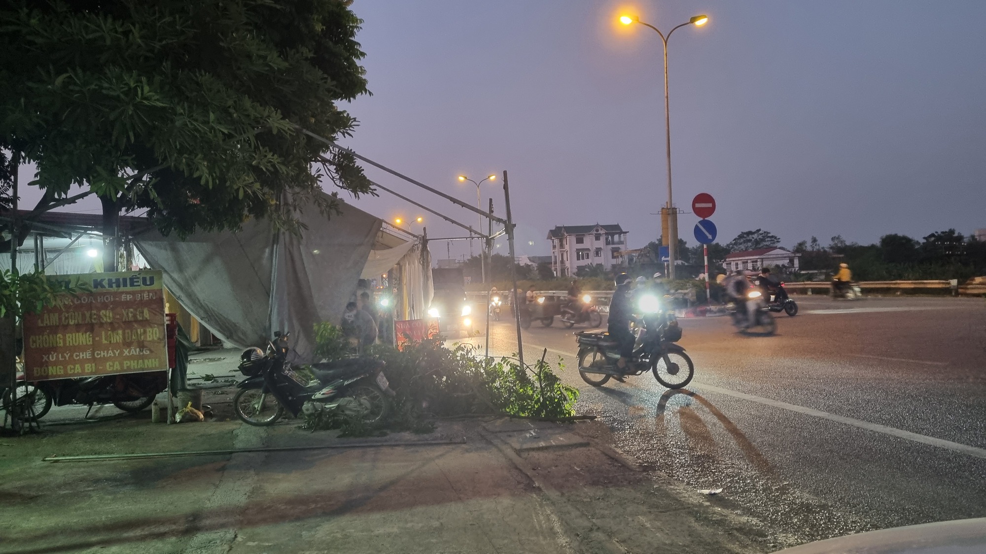 Hiểm họa từ việc dựng rạp cưới trên đường giao thông- Ảnh 6. Hiểm họa từ việc dựng rạp cưới trên đường giao thông- Ảnh 6.