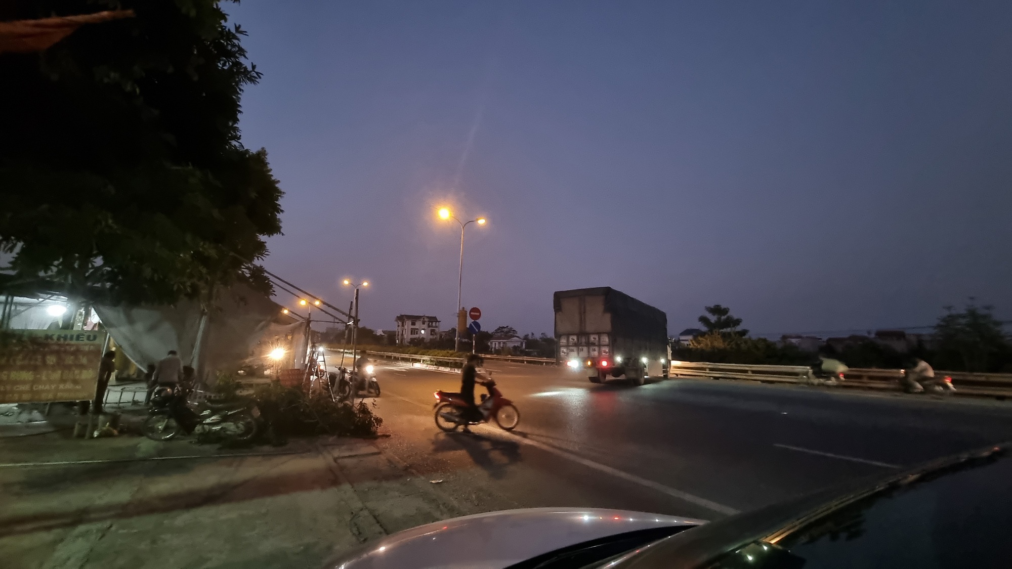 Hiểm họa từ việc dựng rạp cưới trên đường giao thông- Ảnh 4. Hiểm họa từ việc dựng rạp cưới trên đường giao thông- Ảnh 4.