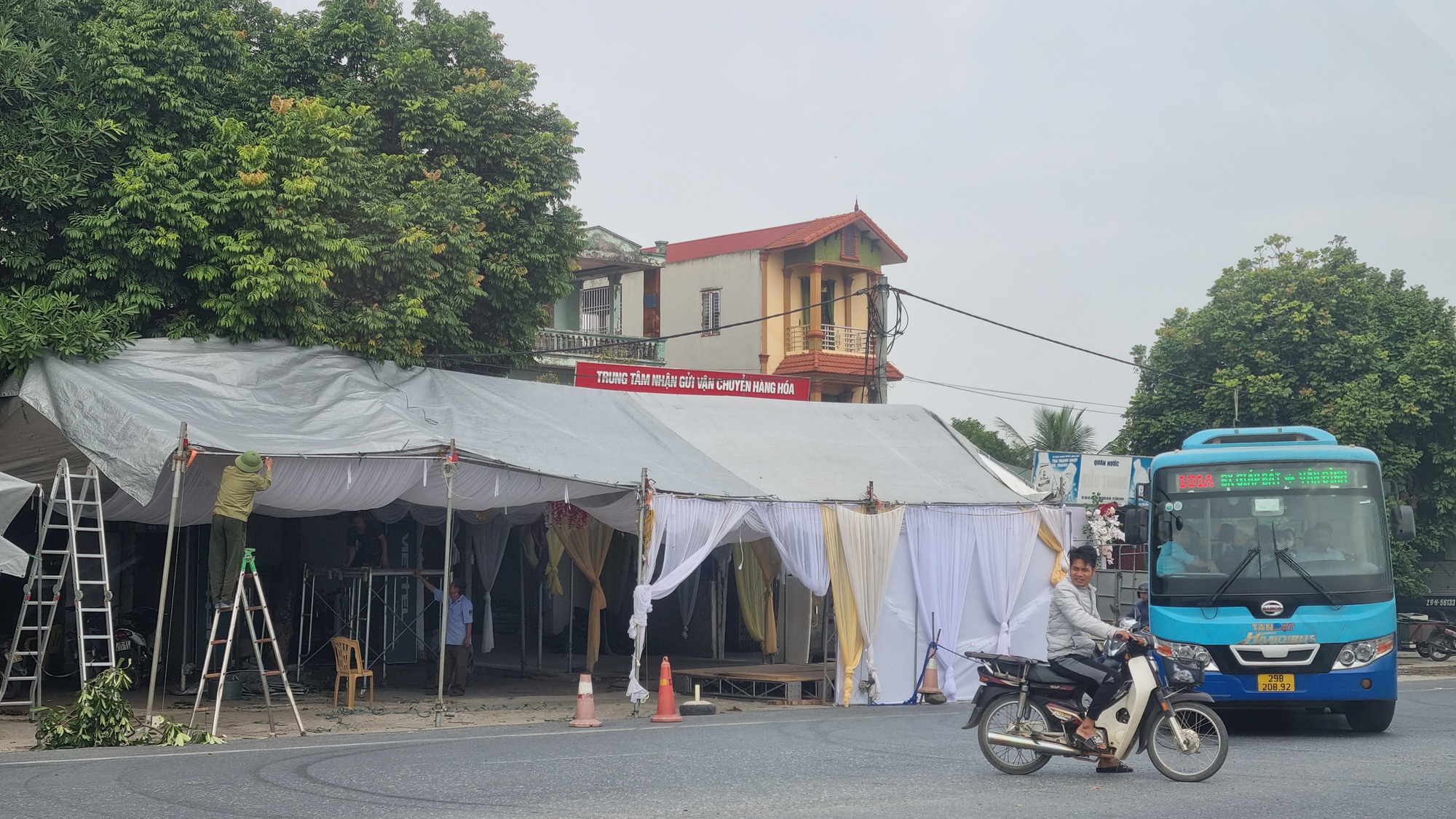 Hiểm họa từ việc dựng rạp cưới trên đường giao thông- Ảnh 3. Hiểm họa từ việc dựng rạp cưới trên đường giao thông- Ảnh 3.