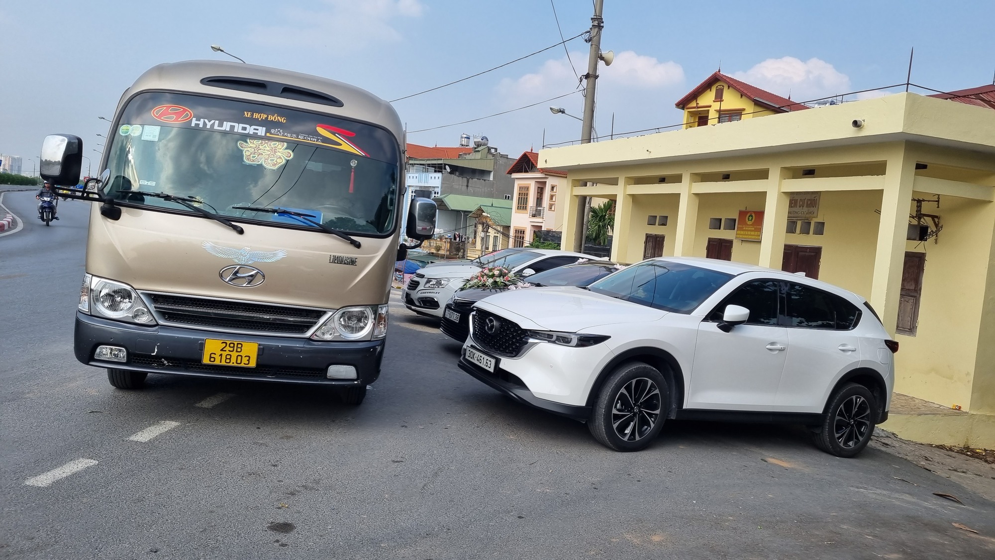 Hiểm họa từ việc dựng rạp cưới trên đường giao thông- Ảnh 8. Hiểm họa từ việc dựng rạp cưới trên đường giao thông- Ảnh 8.