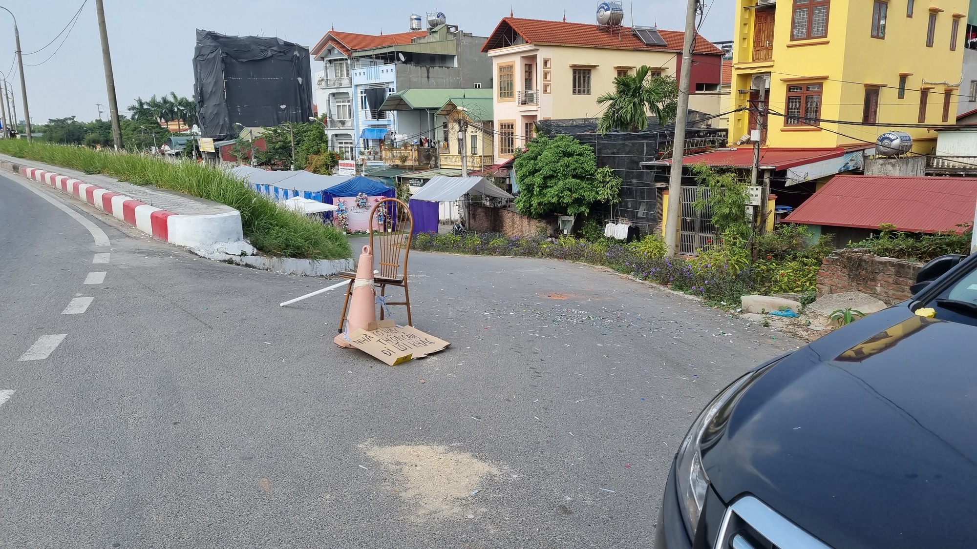 Hiểm họa từ việc dựng rạp cưới trên đường giao thông- Ảnh 10. Hiểm họa từ việc dựng rạp cưới trên đường giao thông- Ảnh 10.