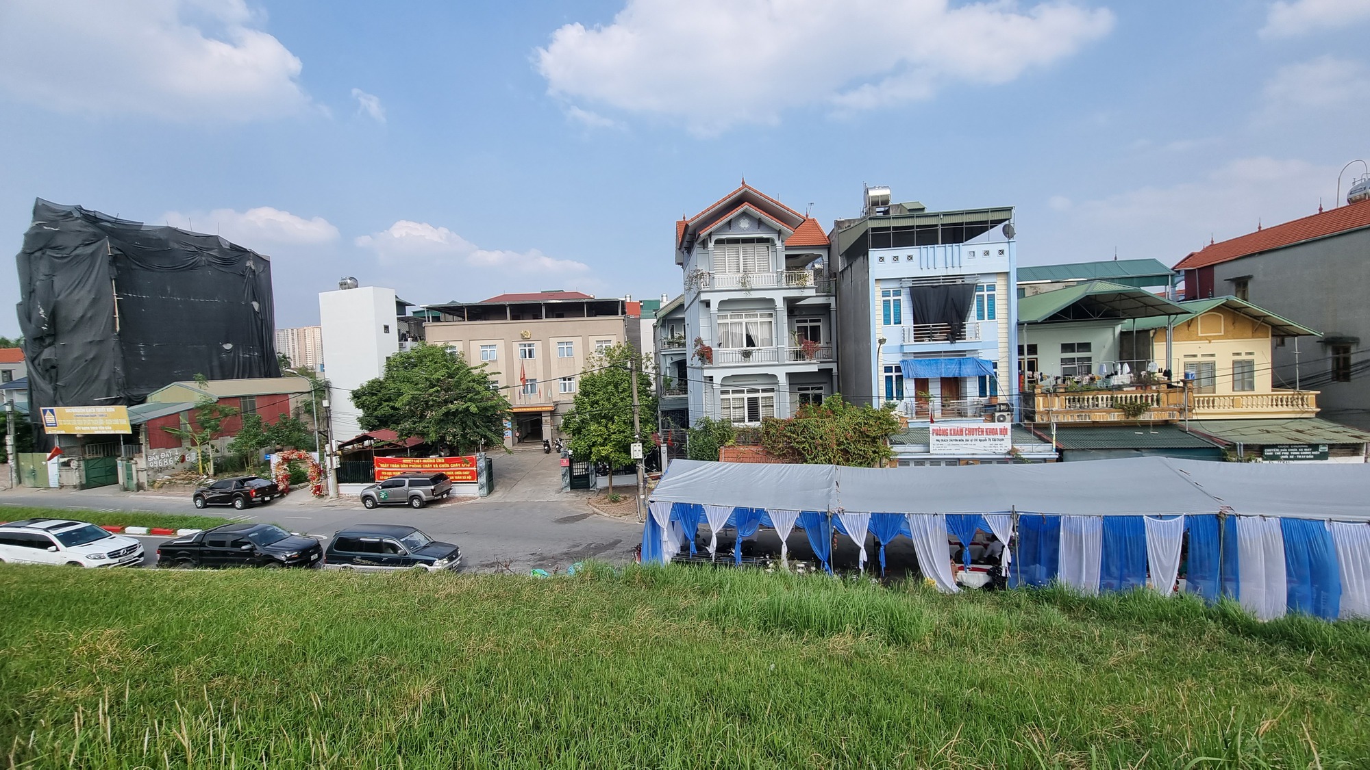 Hiểm họa từ việc dựng rạp cưới trên đường giao thông- Ảnh 7. Hiểm họa từ việc dựng rạp cưới trên đường giao thông- Ảnh 7.