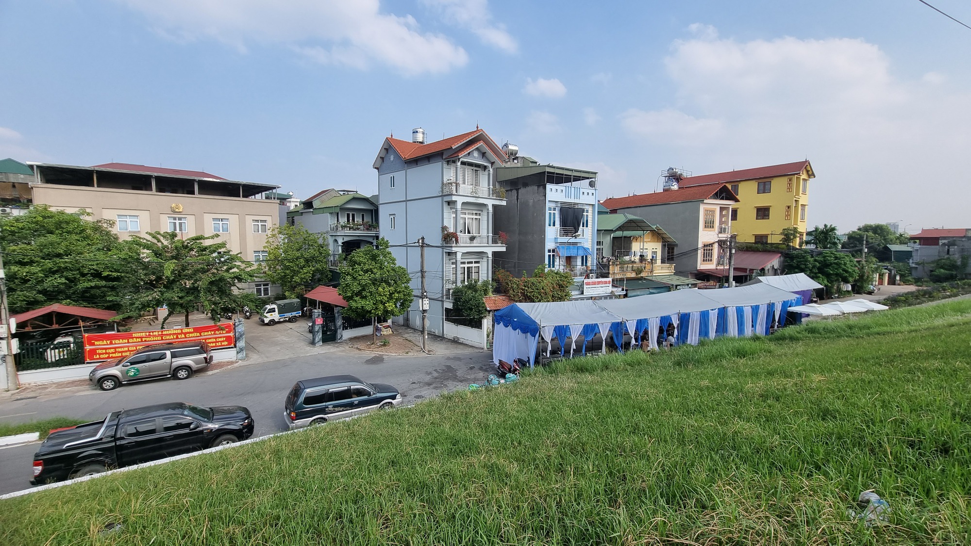 Hiểm họa từ việc dựng rạp cưới trên đường giao thông- Ảnh 9. Hiểm họa từ việc dựng rạp cưới trên đường giao thông- Ảnh 9.