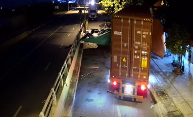 Hiểm họa từ việc dựng rạp cưới trên đường giao thông- Ảnh 11. Hiểm họa từ việc dựng rạp cưới trên đường giao thông- Ảnh 11.