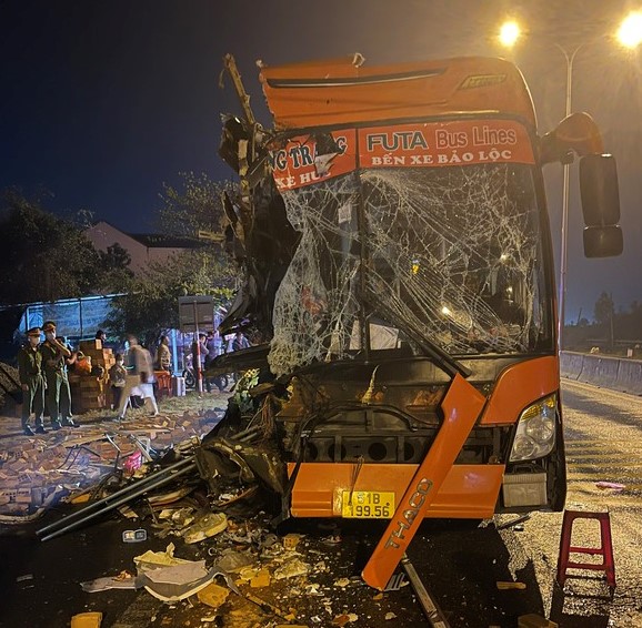 Vừa lái xe vừa dùng điện thoại, uống nước trà, gây tai nạn làm 3 người tử vong, tài xế lãnh án 8 năm tù- Ảnh 2. Vừa lái xe vừa dùng điện thoại, uống nước trà, gây tai nạn làm 3 người tử vong, tài xế lãnh án 8 năm tù- Ảnh 2.