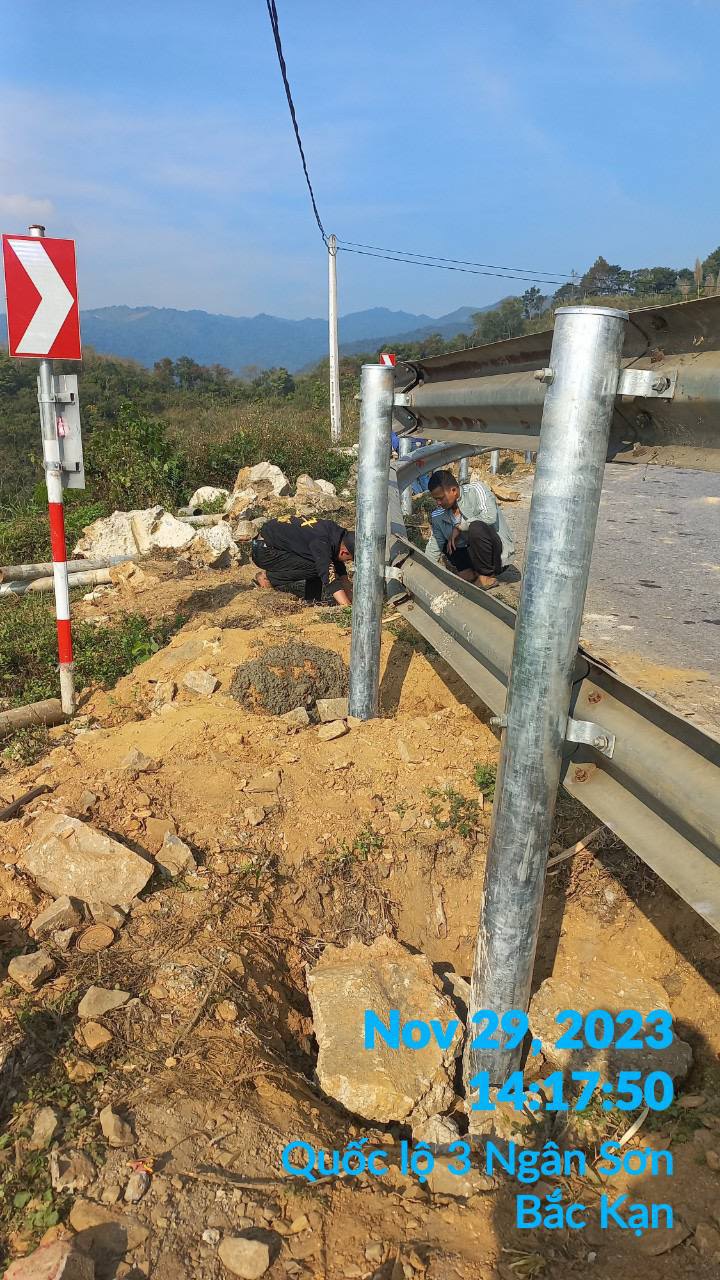 Tự ý tháo tôn lượn sóng trên QL3- Ảnh 1. Tự ý tháo tôn lượn sóng trên QL3- Ảnh 1.