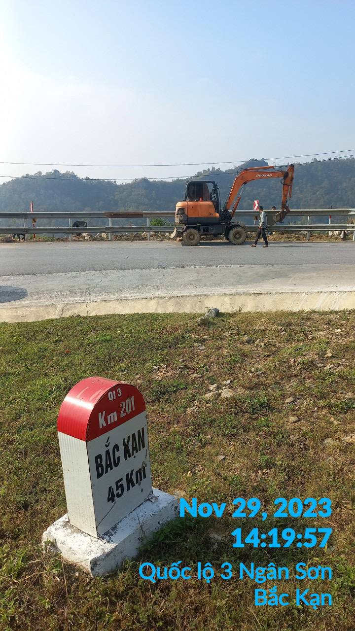 Tự ý tháo tôn lượn sóng trên QL3- Ảnh 2. Tự ý tháo tôn lượn sóng trên QL3- Ảnh 2.