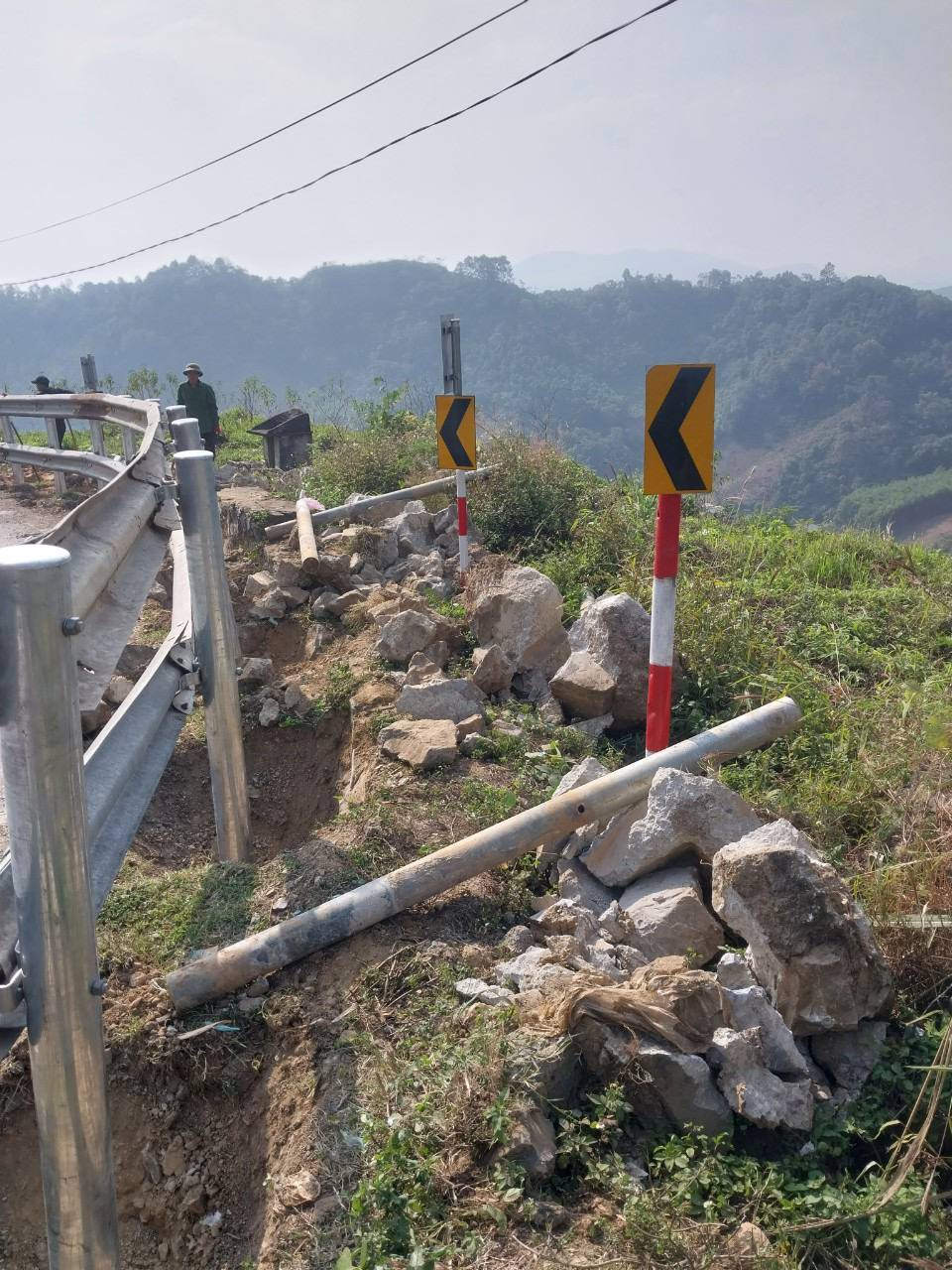 Tự ý tháo tôn lượn sóng trên QL3- Ảnh 5. Tự ý tháo tôn lượn sóng trên QL3- Ảnh 5.