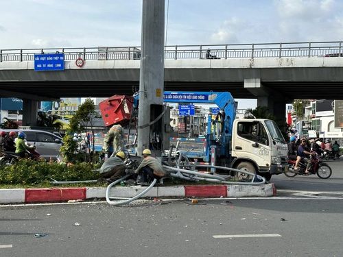 TP. HCM: Giàn đèn rơi trúng một công nhân - Ảnh 1. TP. HCM: Giàn đèn rơi trúng một công nhân - Ảnh 1.