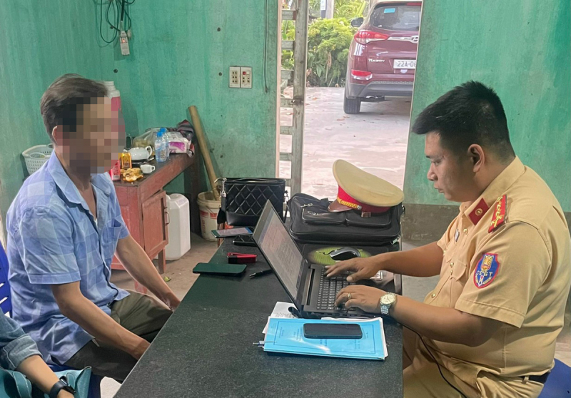 Tuyên Quang: Phạt tiền, tước GPLX lái xe khách giường nằm đi ngược chiều 3km trên QL2 - Ảnh 1.