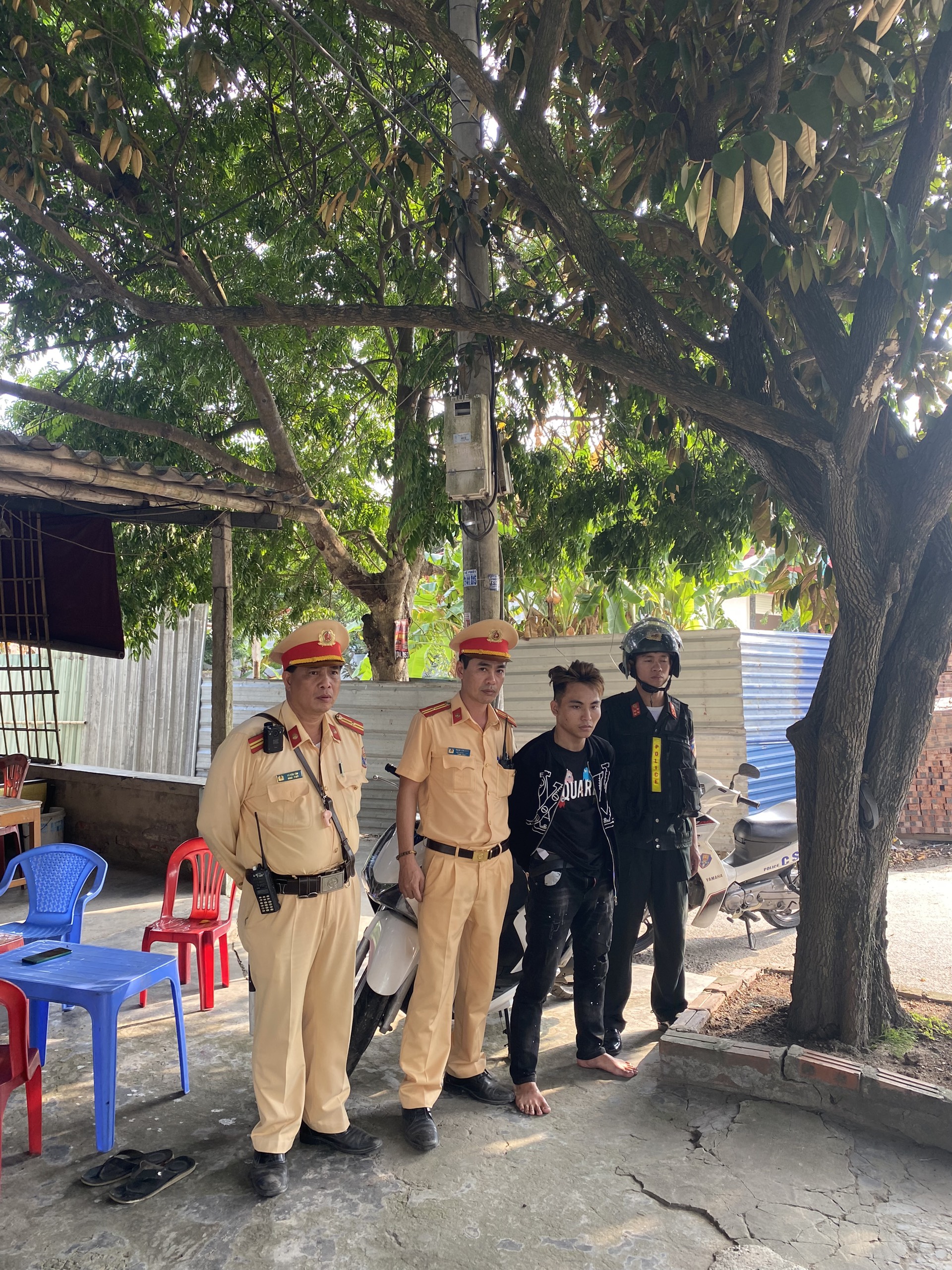 CSGT Hải Phòng bắt đối tượng giết người đang lẩn trốn trên QL10 - Ảnh 1.