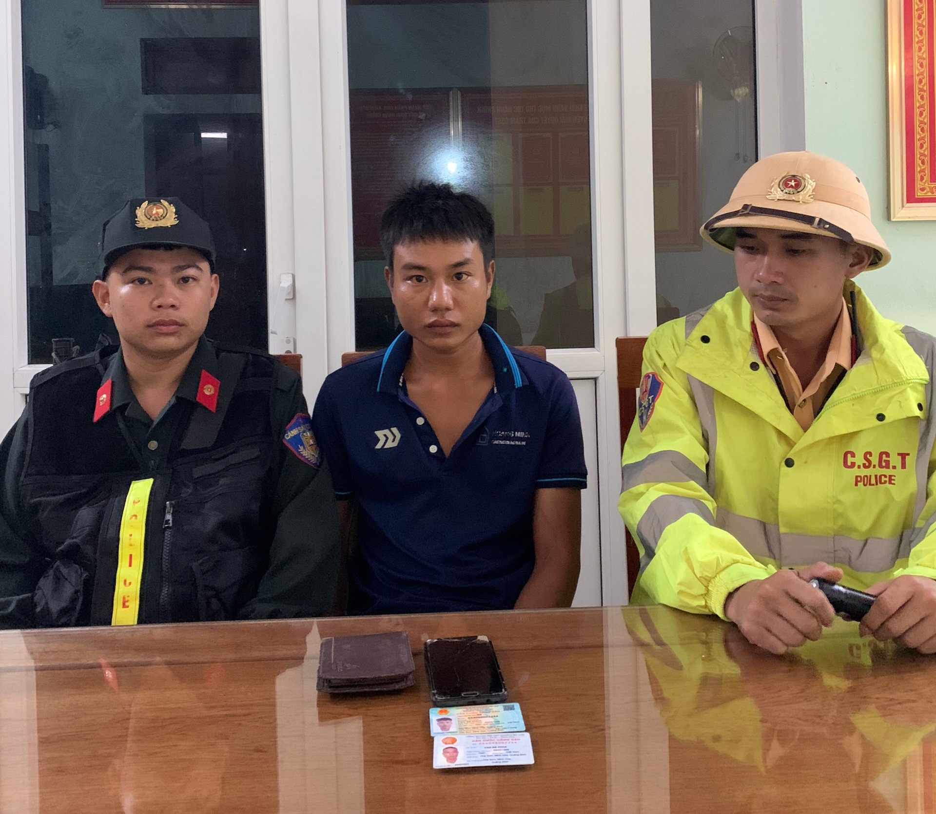 Video CSGT Nghệ An xuyên đêm kiểm tra ô tô khách trên QL1A truy tìm hung thủ giết  - Ảnh 1.