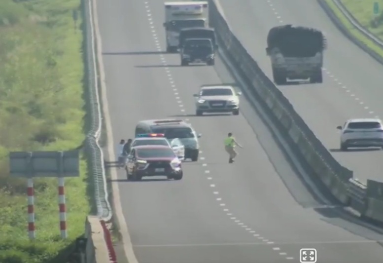 Thông tin về việc xe cứu thương đâm vào xe CSGT đang làm nhiệm vụ  - Ảnh 1.