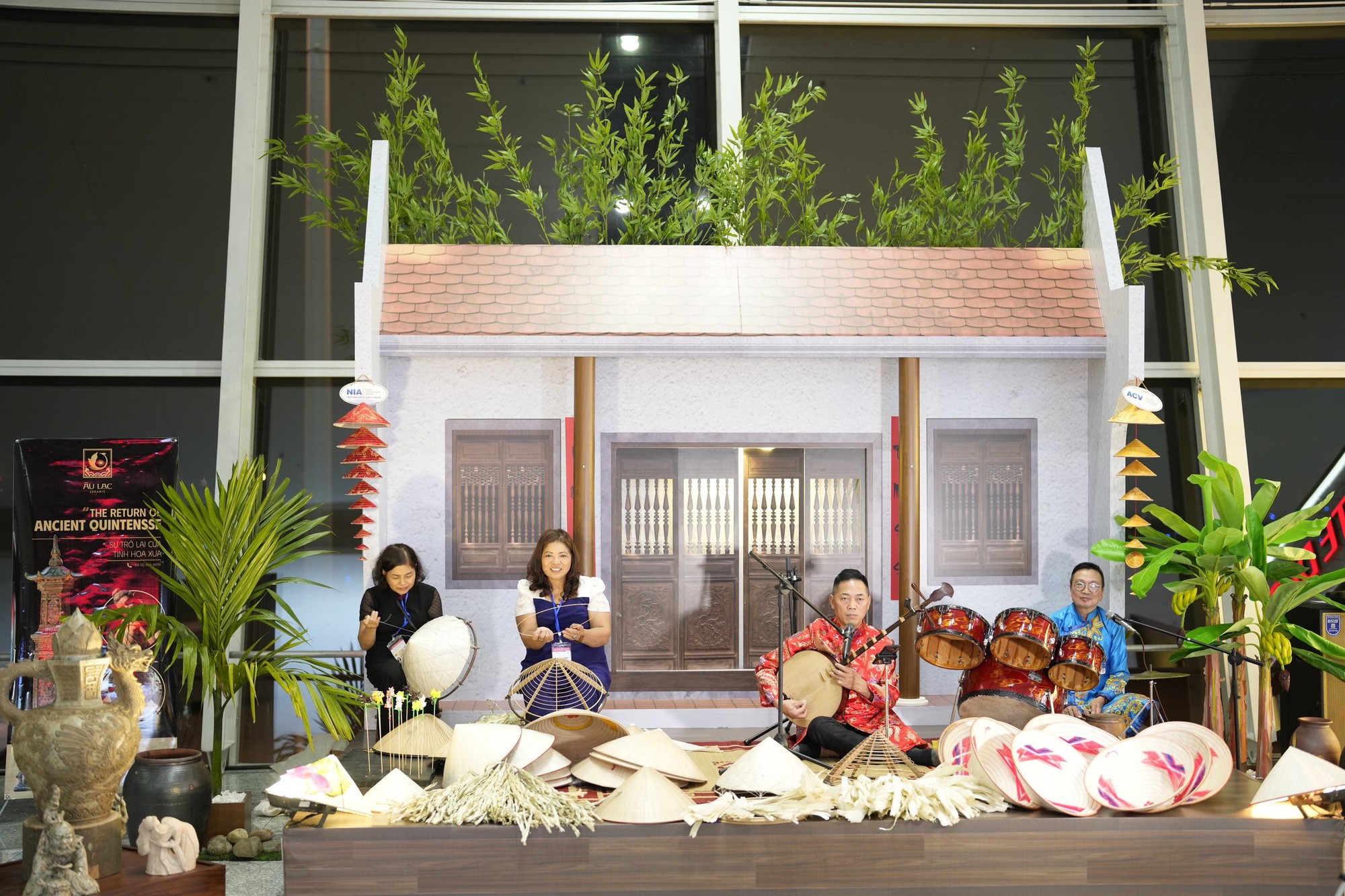 Chùm ảnh: Khách nước ngoài bất ngờ khi trải nghiệm làm nón lá, tò he ngay tại sân bay Nội Bài- Ảnh 2. Chùm ảnh: Khách nước ngoài bất ngờ khi trải nghiệm làm nón lá, tò he ngay tại sân bay Nội Bài- Ảnh 2.