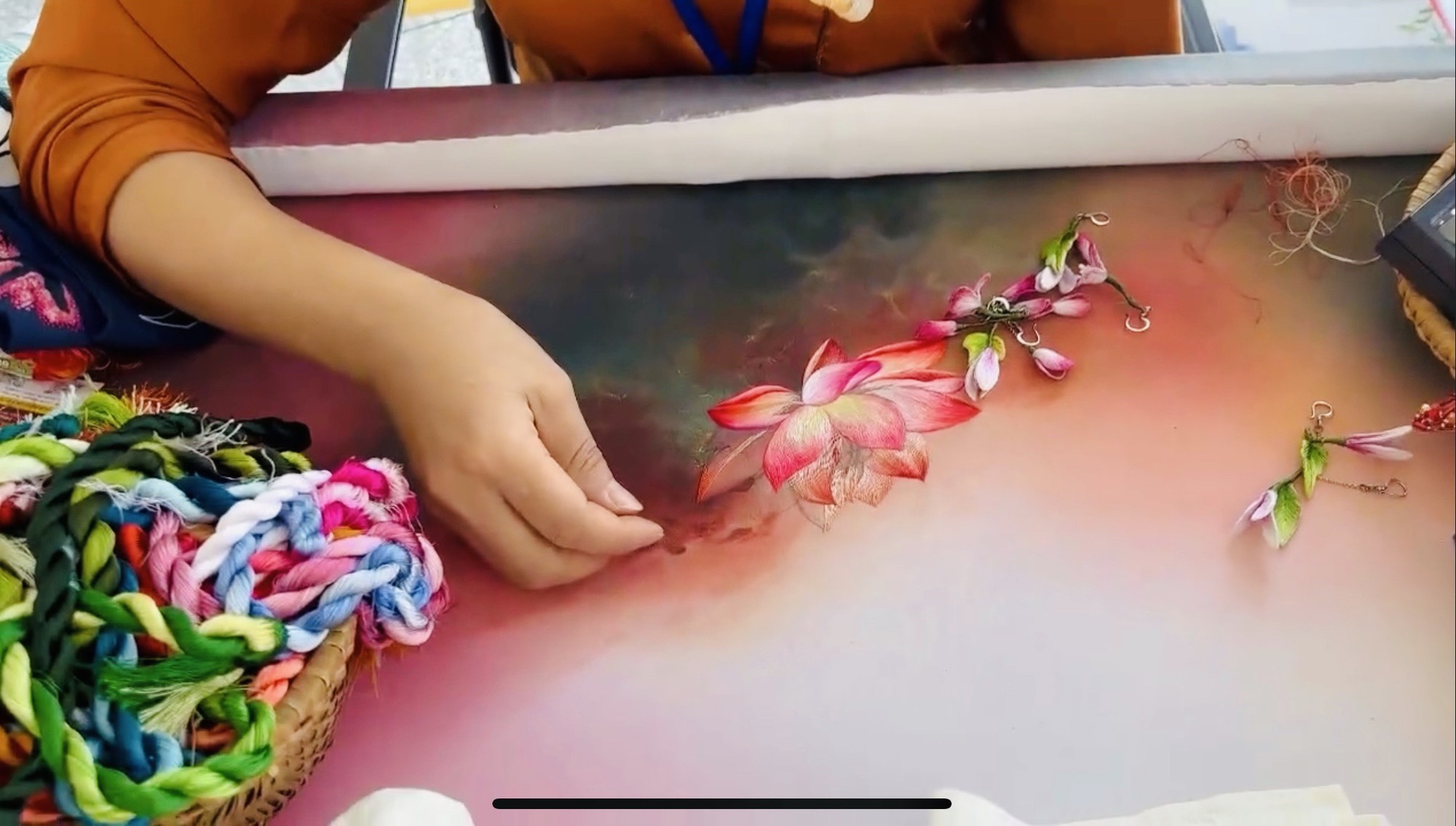 Chùm ảnh: Khách nước ngoài bất ngờ khi trải nghiệm làm nón lá, tò he ngay tại sân bay Nội Bài- Ảnh 3. Chùm ảnh: Khách nước ngoài bất ngờ khi trải nghiệm làm nón lá, tò he ngay tại sân bay Nội Bài- Ảnh 3.