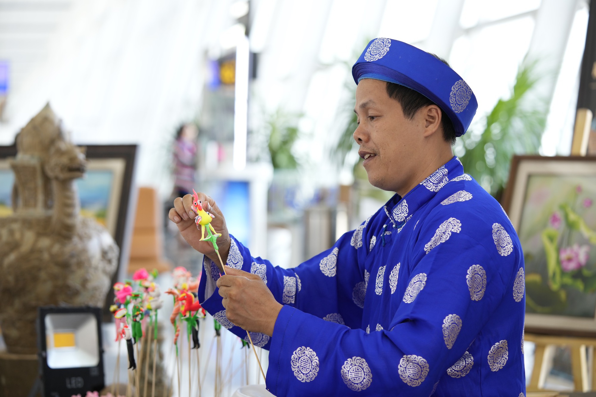 Chùm ảnh: Khách nước ngoài bất ngờ khi trải nghiệm làm nón lá, tò he ngay tại sân bay Nội Bài- Ảnh 4. Chùm ảnh: Khách nước ngoài bất ngờ khi trải nghiệm làm nón lá, tò he ngay tại sân bay Nội Bài- Ảnh 4.