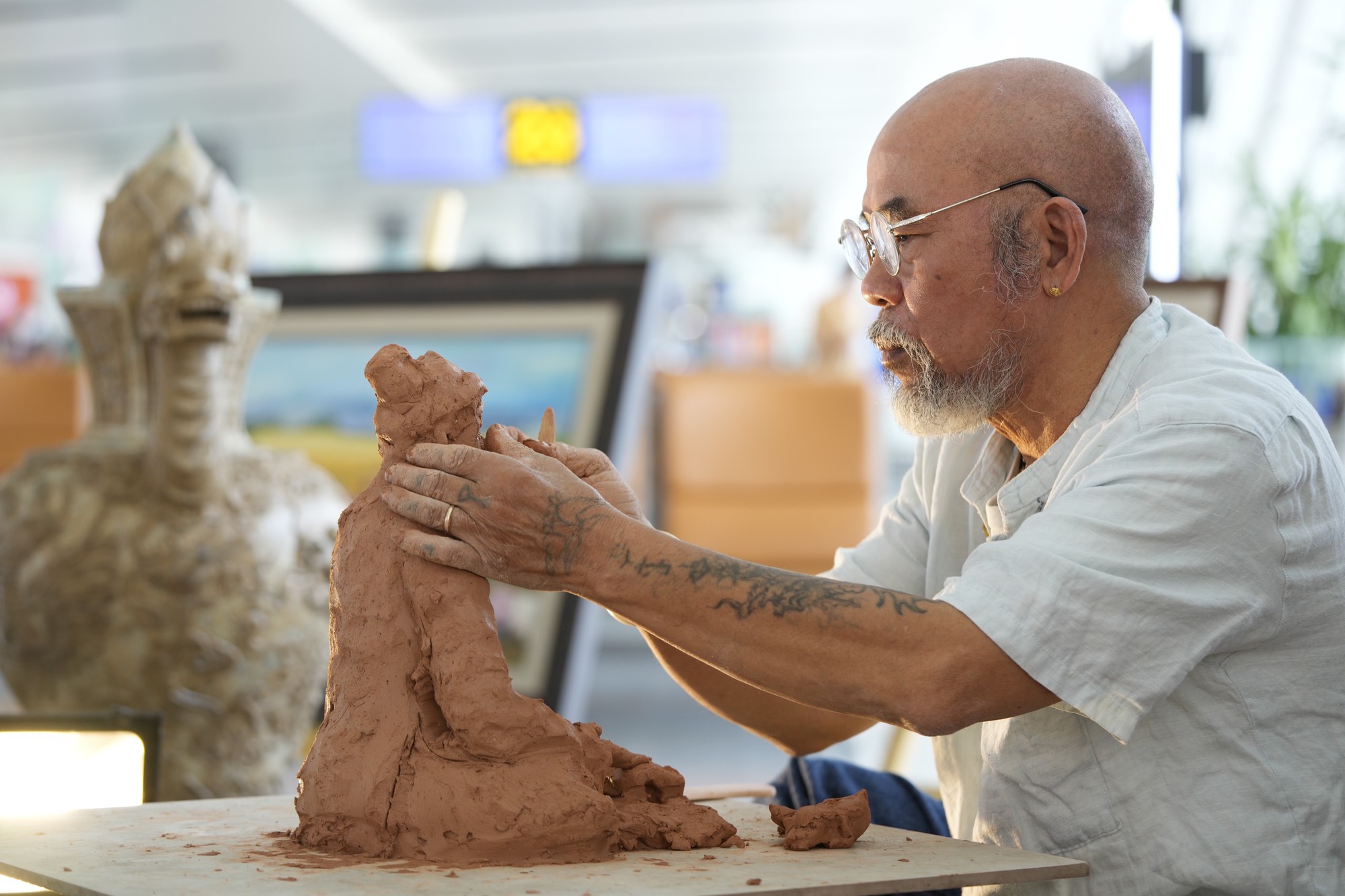 Chùm ảnh: Khách nước ngoài bất ngờ khi trải nghiệm làm nón lá, tò he ngay tại sân bay Nội Bài- Ảnh 6. Chùm ảnh: Khách nước ngoài bất ngờ khi trải nghiệm làm nón lá, tò he ngay tại sân bay Nội Bài- Ảnh 6.