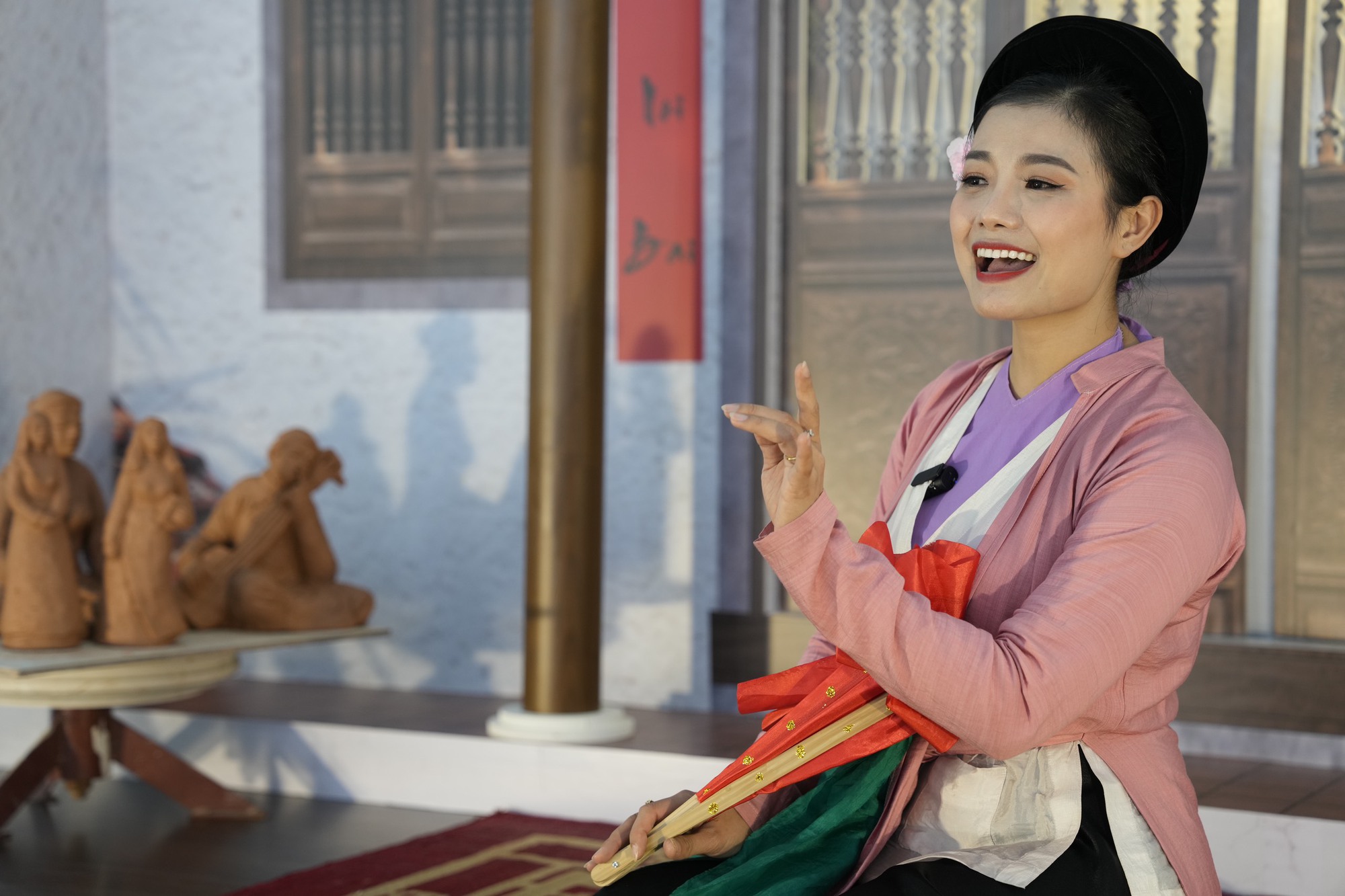 Chùm ảnh: Khách nước ngoài bất ngờ khi trải nghiệm làm nón lá, tò he ngay tại sân bay Nội Bài- Ảnh 8. Chùm ảnh: Khách nước ngoài bất ngờ khi trải nghiệm làm nón lá, tò he ngay tại sân bay Nội Bài- Ảnh 8.