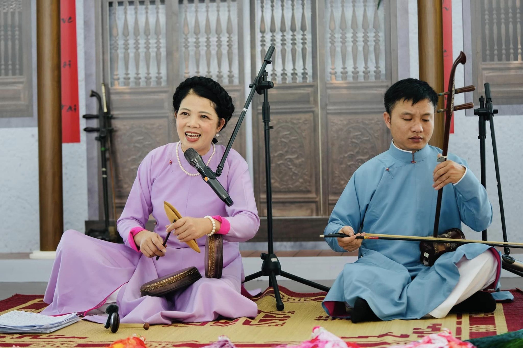 Chùm ảnh: Khách nước ngoài bất ngờ khi trải nghiệm làm nón lá, tò he ngay tại sân bay Nội Bài- Ảnh 10. Chùm ảnh: Khách nước ngoài bất ngờ khi trải nghiệm làm nón lá, tò he ngay tại sân bay Nội Bài- Ảnh 10.