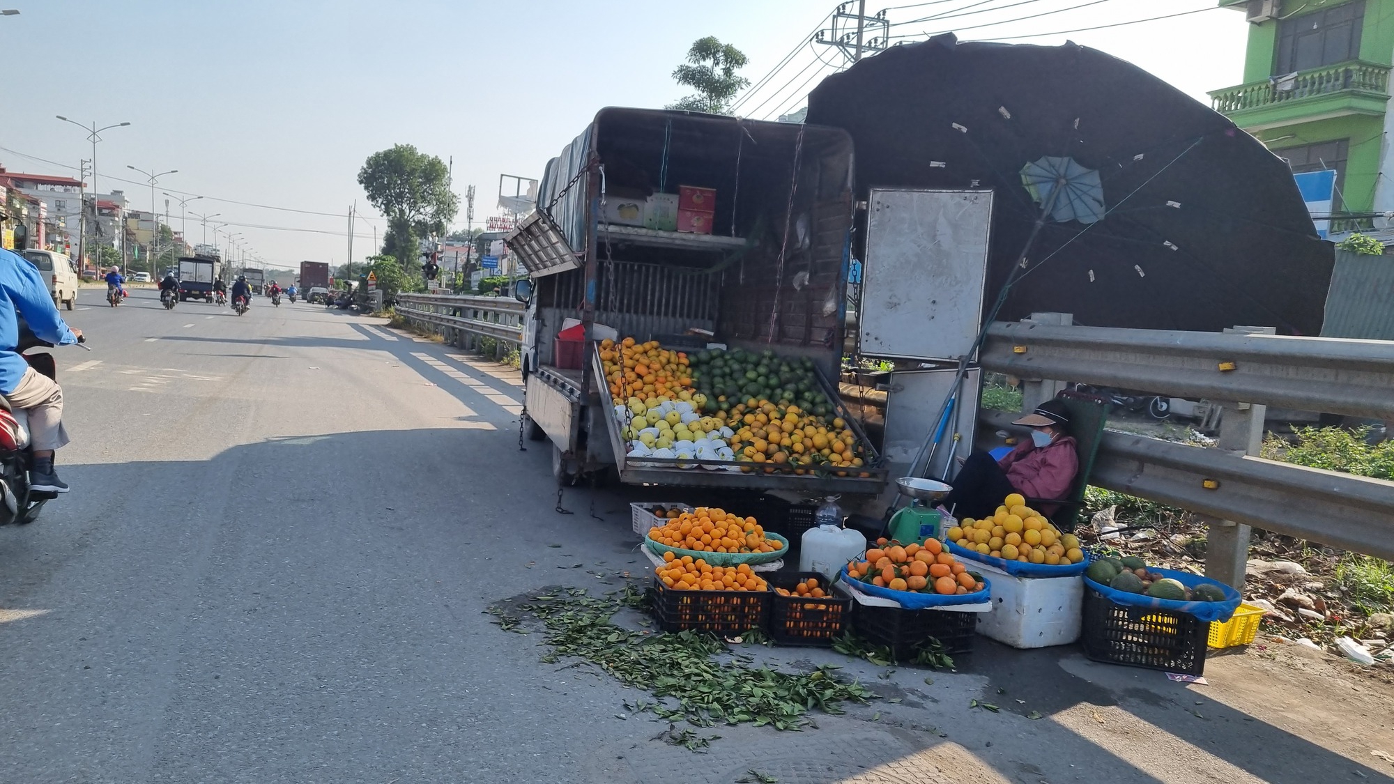 Hà Nội: Lấn chiếm lòng đường QL1A làm nơi buôn bán- Ảnh 1.