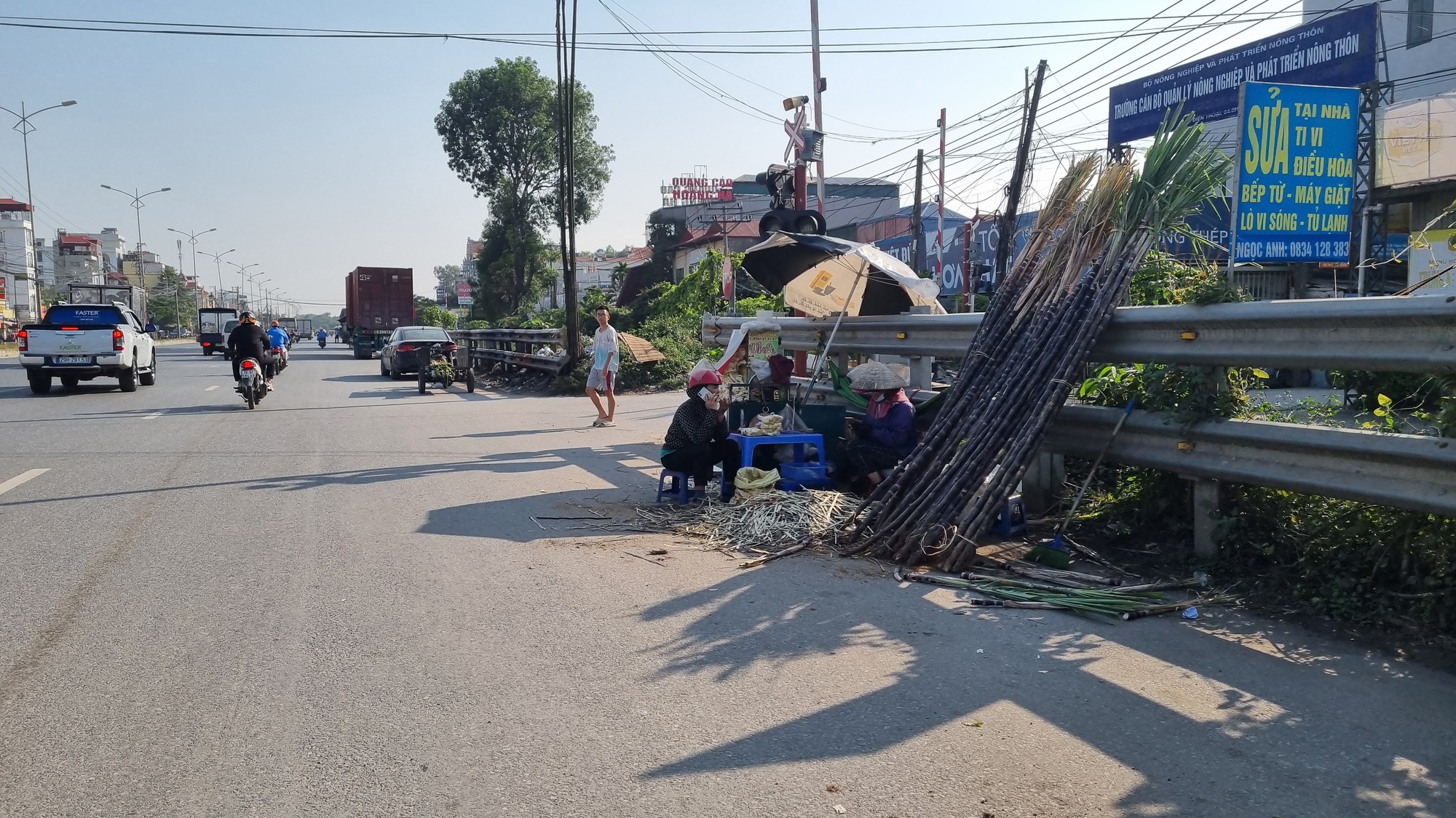 Hà Nội: Lấn chiếm lòng đường QL1A làm nơi buôn bán- Ảnh 8.