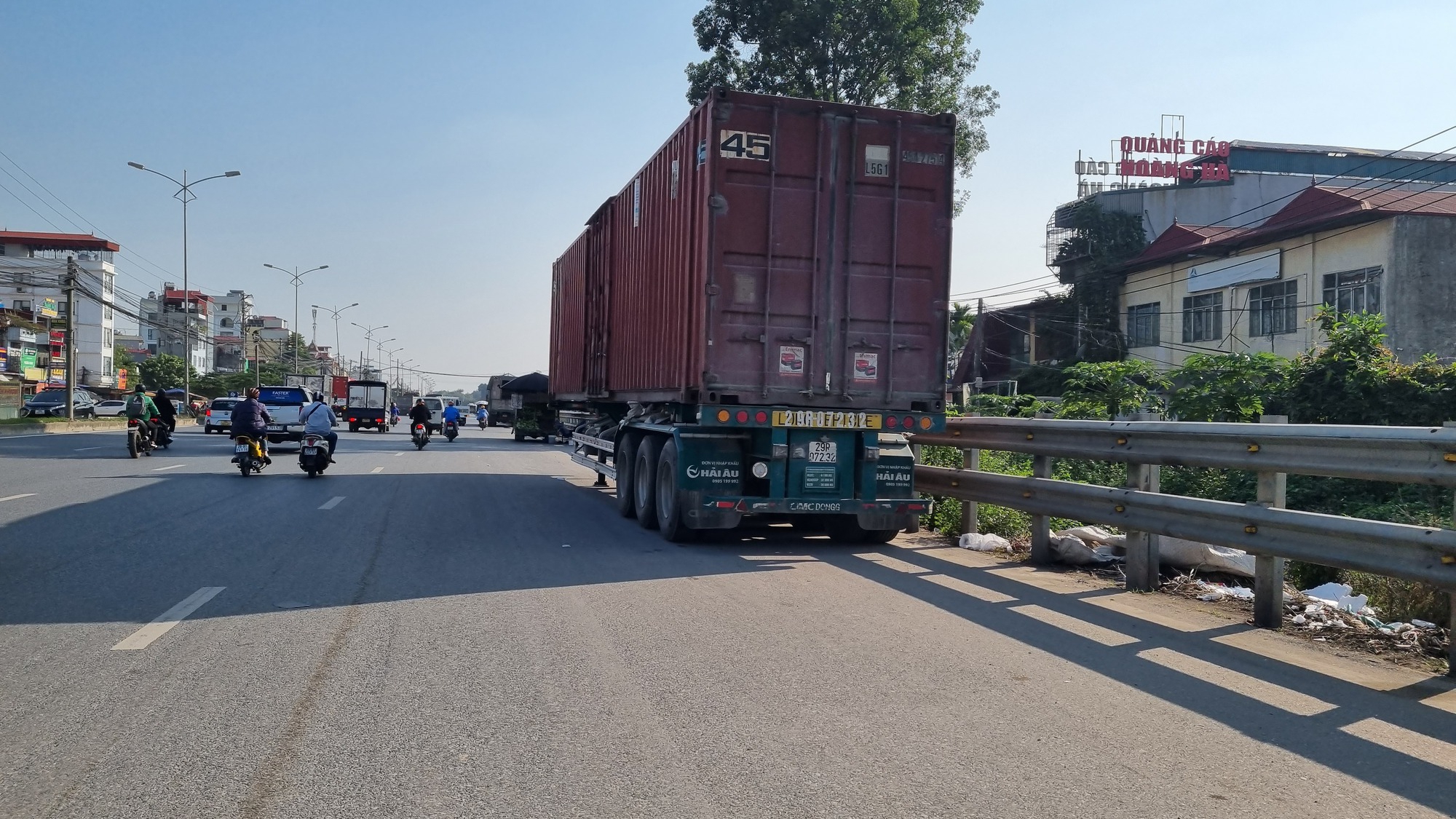 Hà Nội: Lấn chiếm lòng đường QL1A làm nơi buôn bán- Ảnh 6.