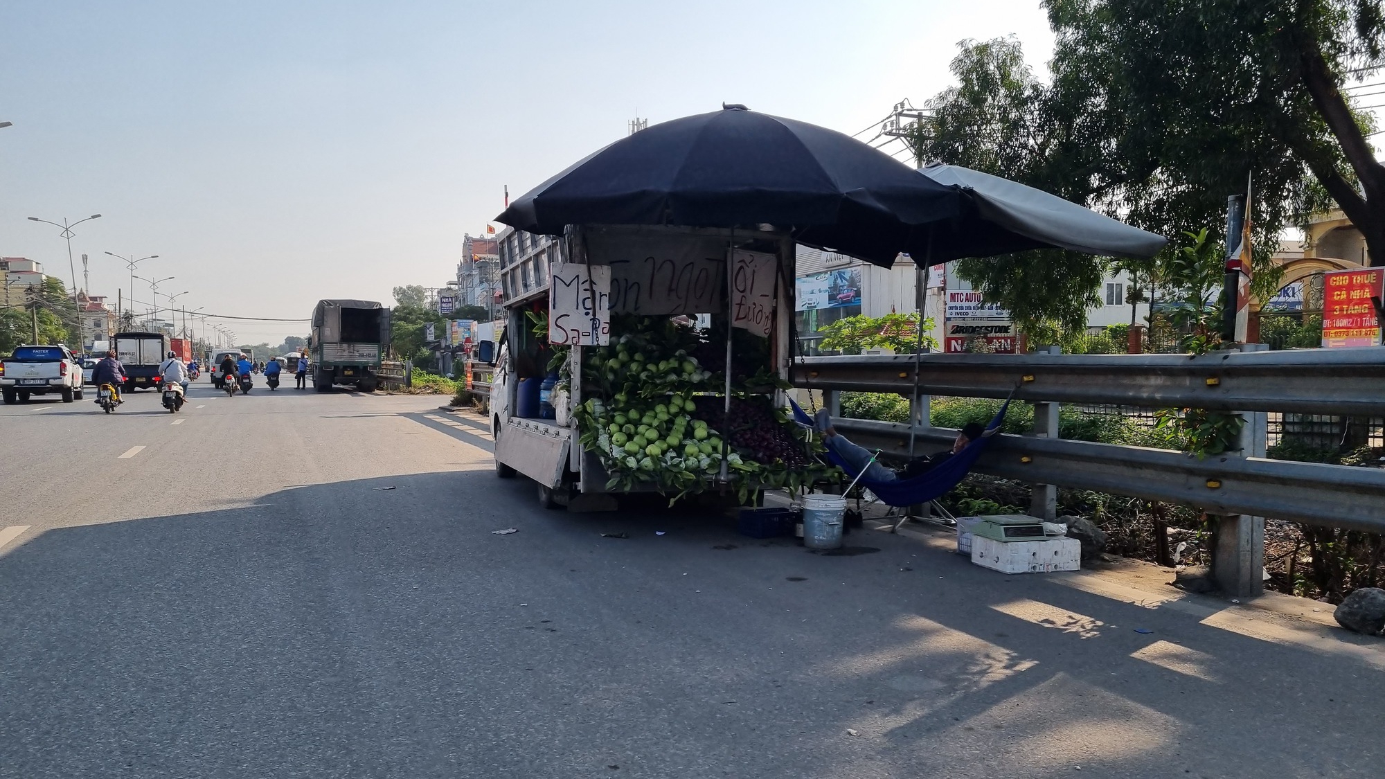 Hà Nội: Lấn chiếm lòng đường QL1A làm nơi buôn bán- Ảnh 3.