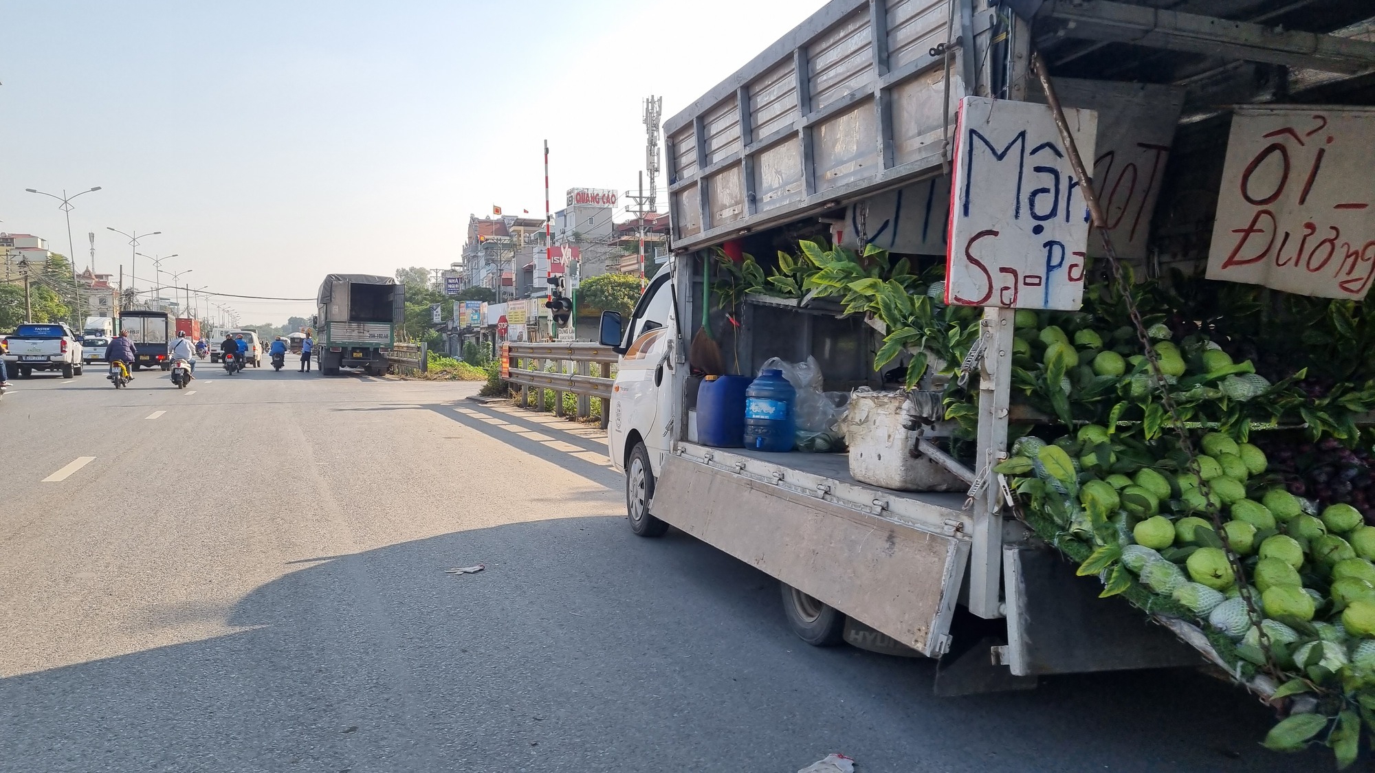 Hà Nội: Lấn chiếm lòng đường QL1A làm nơi buôn bán- Ảnh 5.