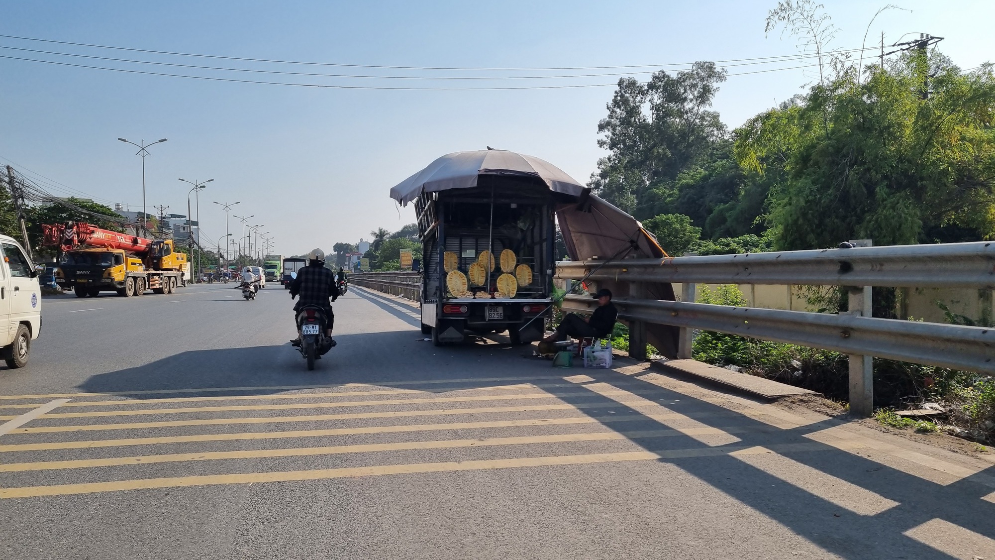 Hà Nội: Lấn chiếm lòng đường QL1A làm nơi buôn bán- Ảnh 2.