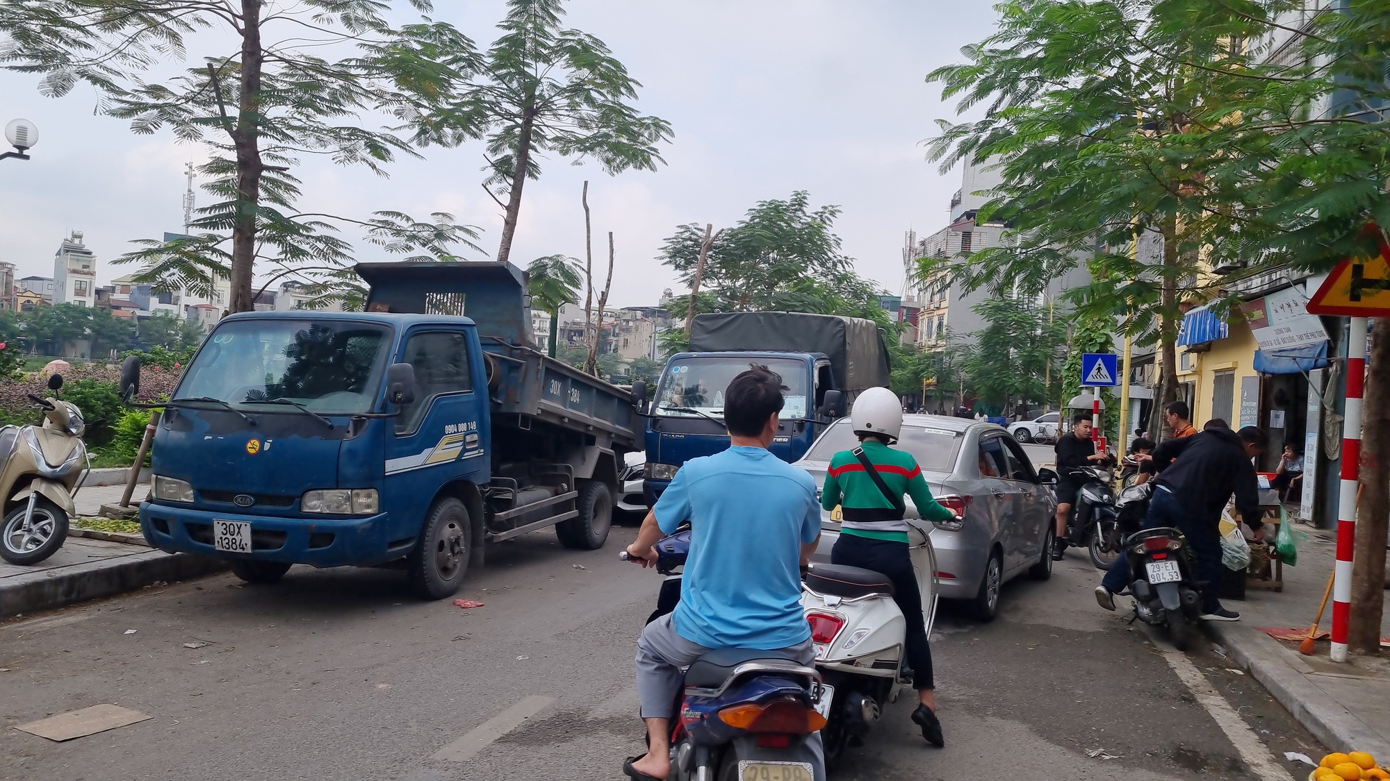 Hà Nội: Hồ Linh Quang mới cải tạo nhưng đã bị lấn chiếm- Ảnh 1.