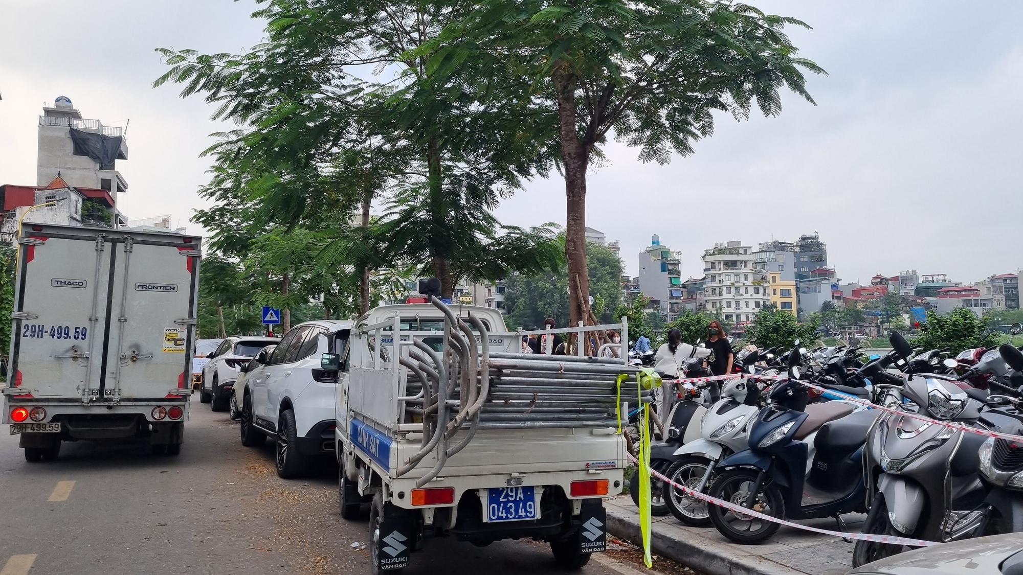 Hà Nội: Hồ Linh Quang mới cải tạo nhưng đã bị lấn chiếm- Ảnh 3.