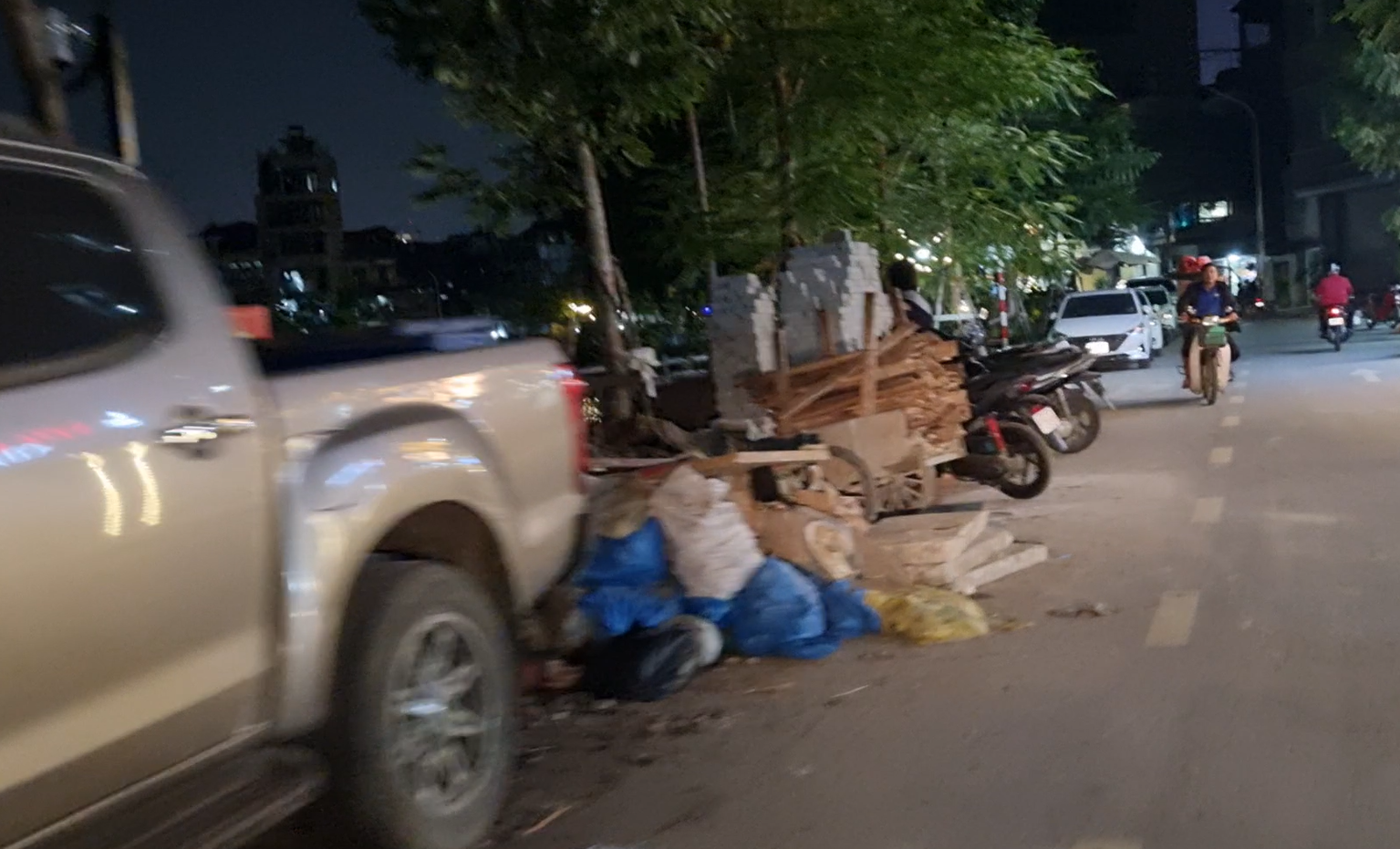 Hà Nội: Hồ Linh Quang mới cải tạo nhưng đã bị lấn chiếm- Ảnh 2.